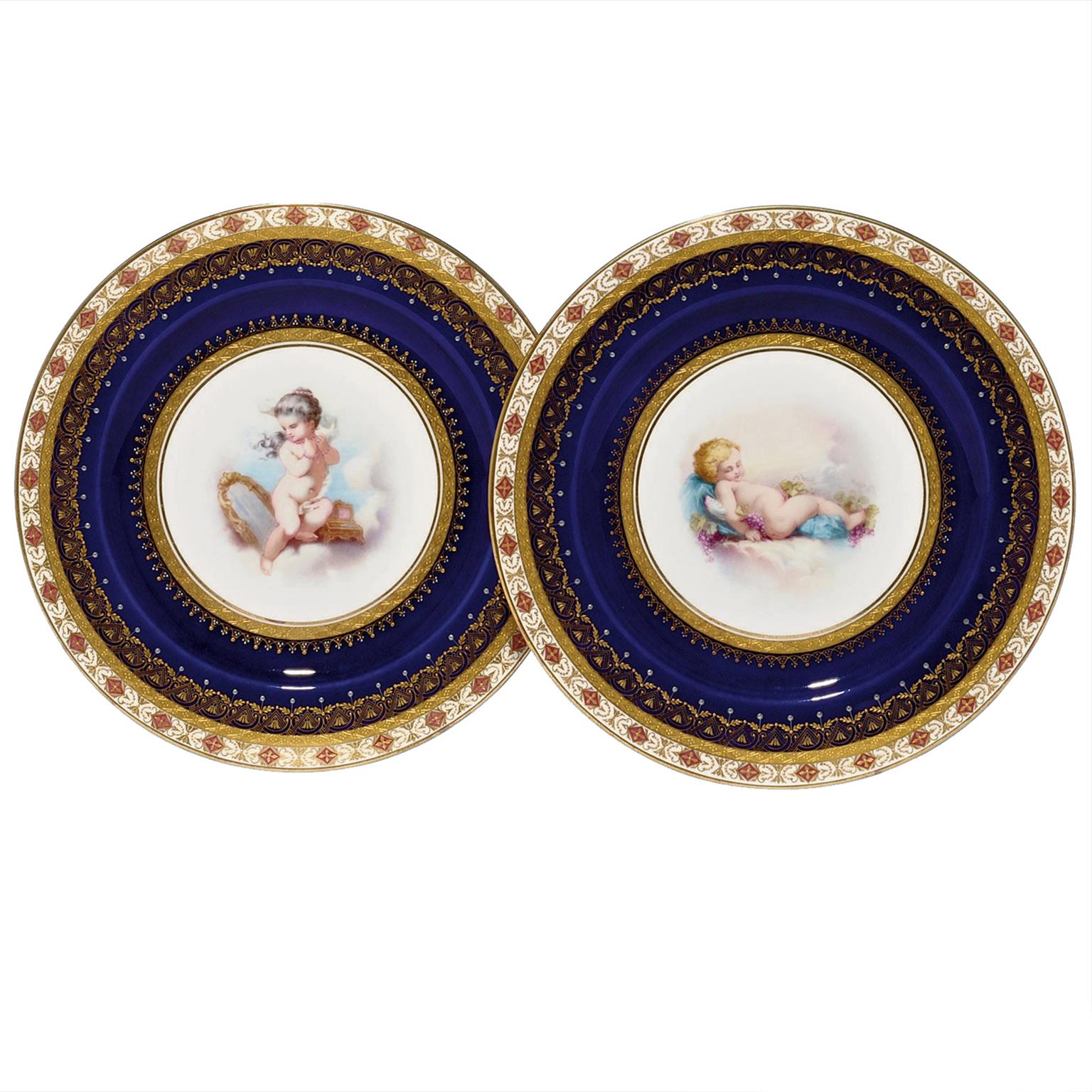 Paire d'assiettes en porcelaine représentant un putto en train de jouer par Minton, datée de 1881