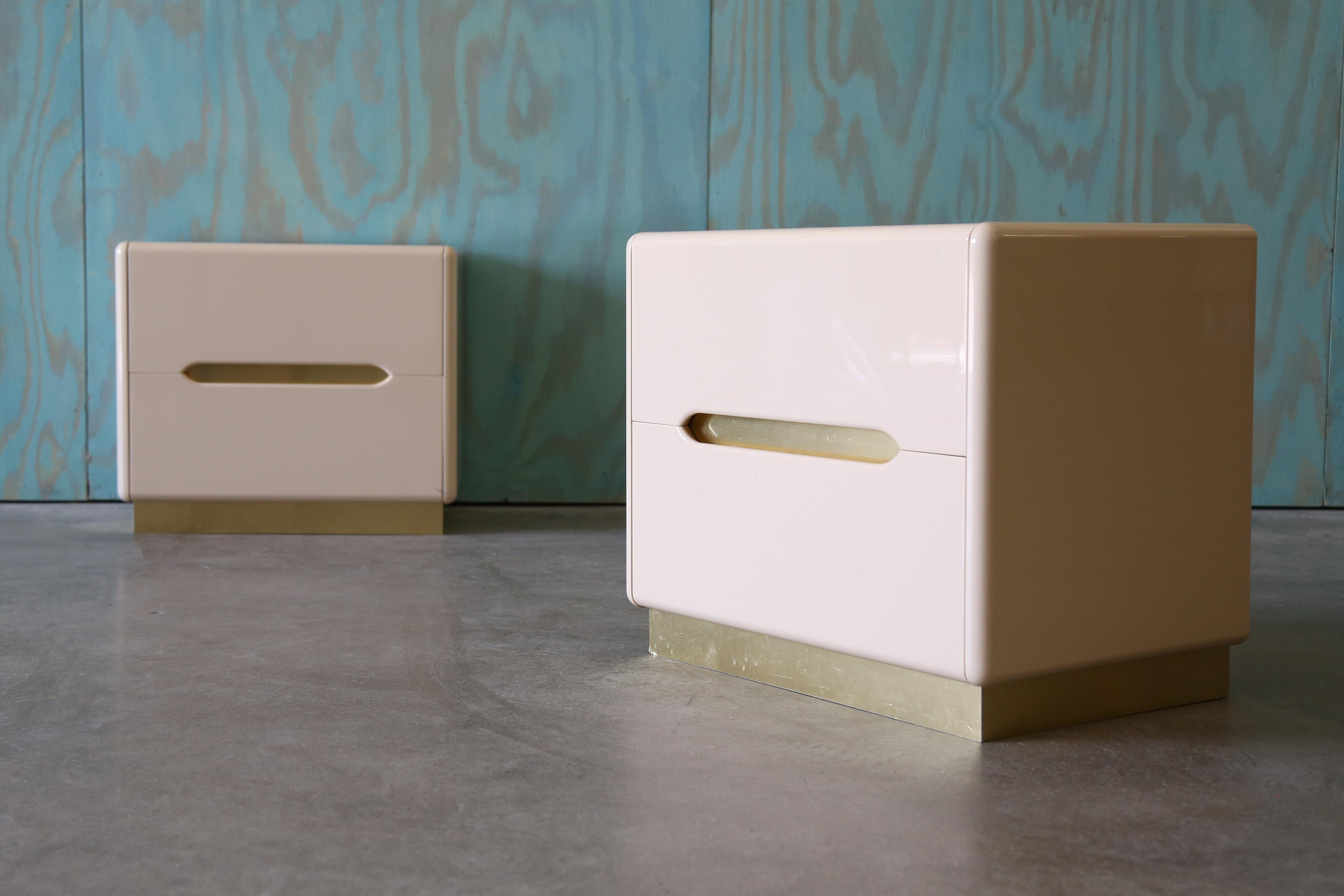 Una coppia di comodini in lacca e ottone. Sono marchiati F. Ili Tomassini Pesaro Made in Italy. Tuttavia, una ricerca su Internet indica che questi prodotti sono stati fabbricati da Lane's.  È possibile che Lane li facesse produrre all'estero e non