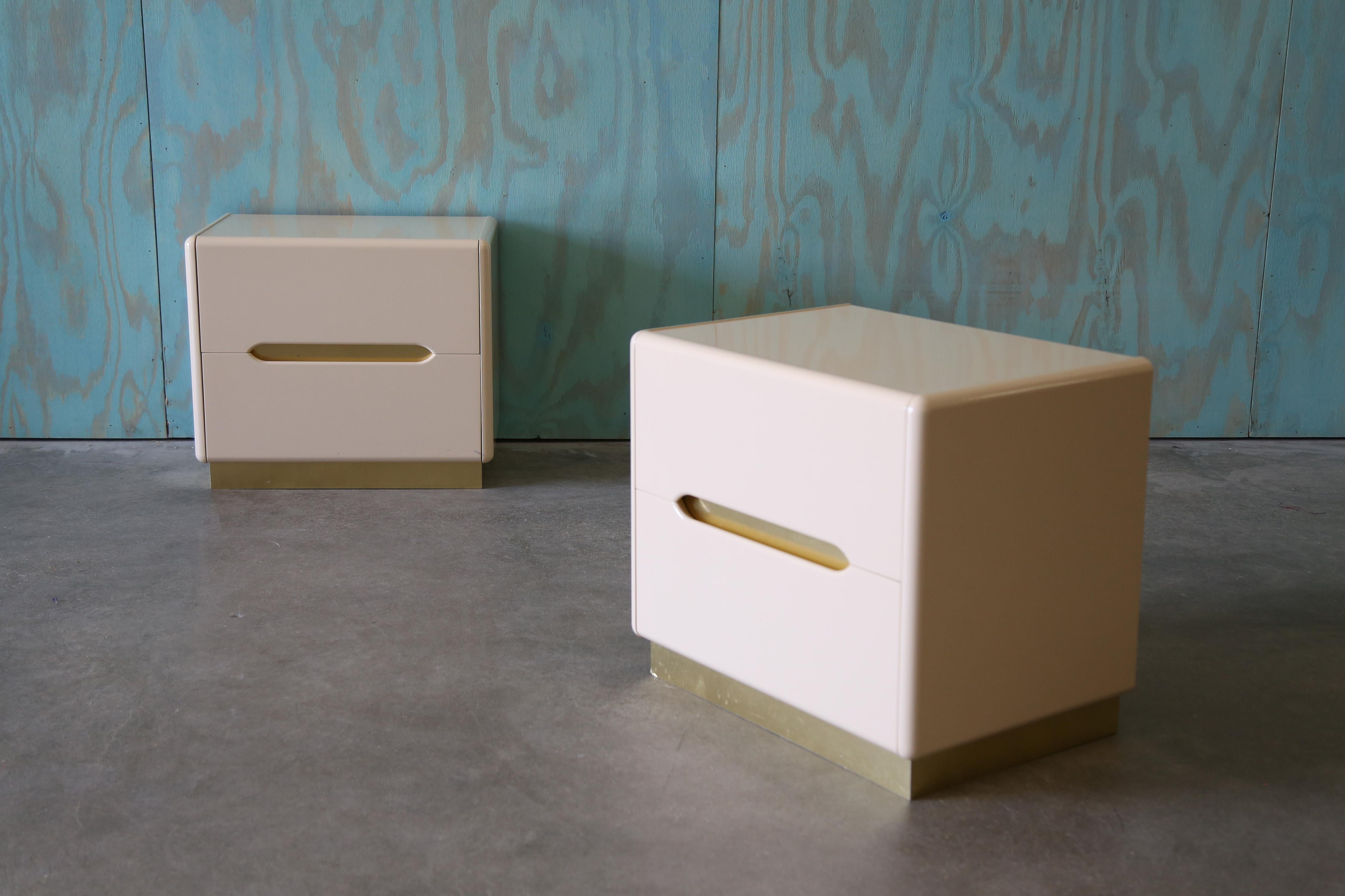 Mid-Century moderno Coppia di comodini postmoderni anni '80 in lacca e ottone, forse Lane's in vendita