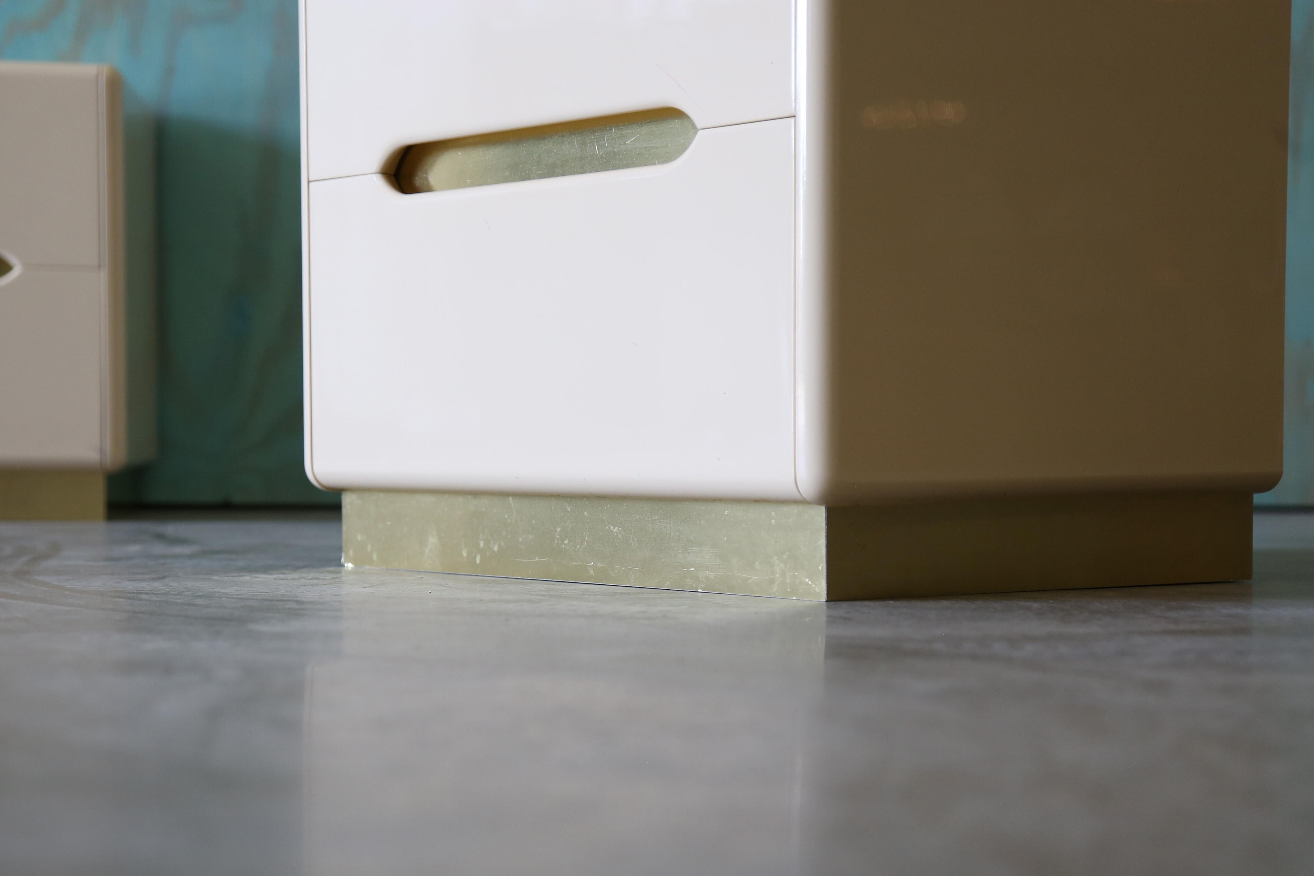 Italiano Coppia di comodini postmoderni anni '80 in lacca e ottone, forse Lane's in vendita