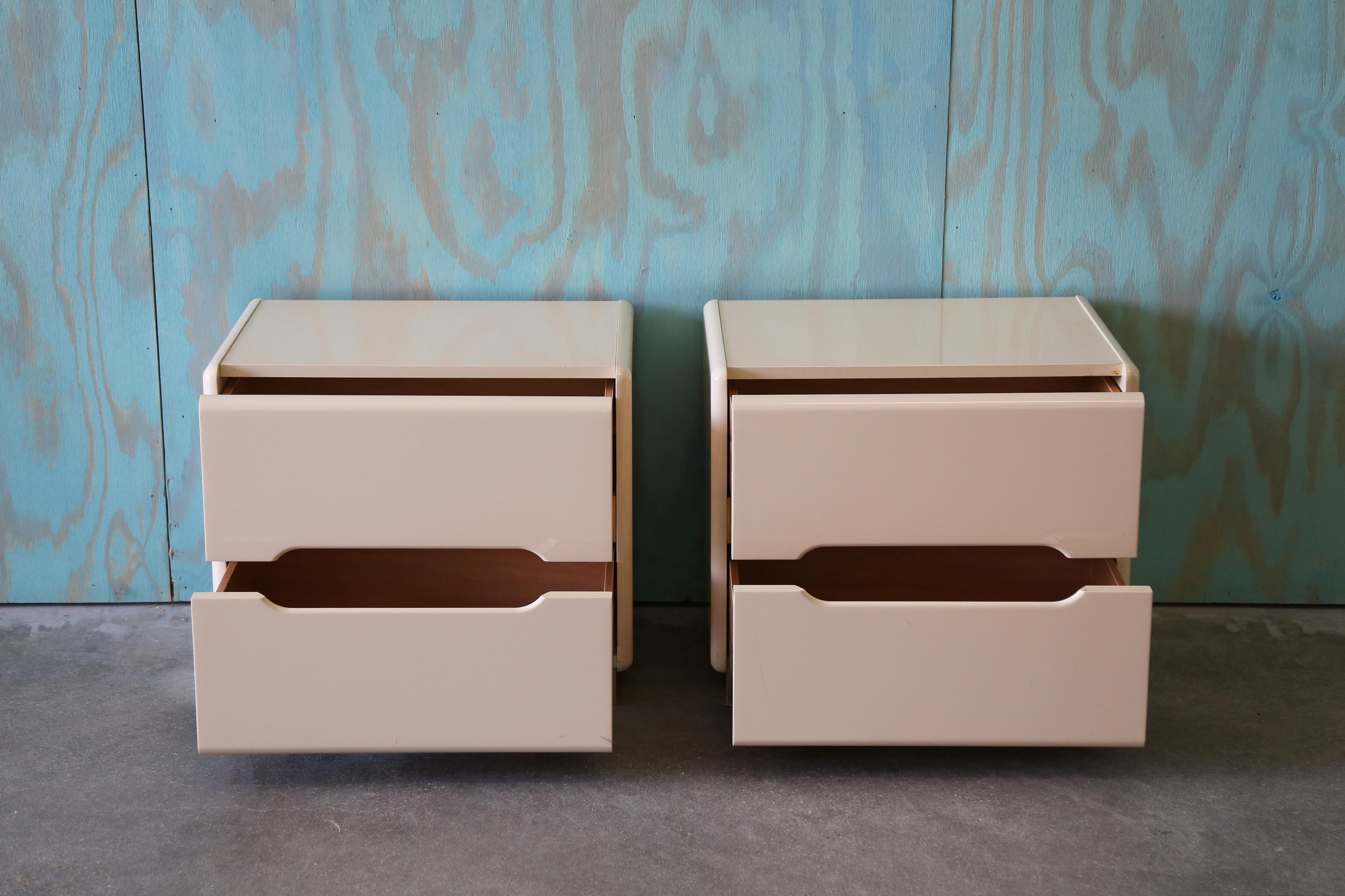 Fine XX secolo Coppia di comodini postmoderni anni '80 in lacca e ottone, forse Lane's in vendita
