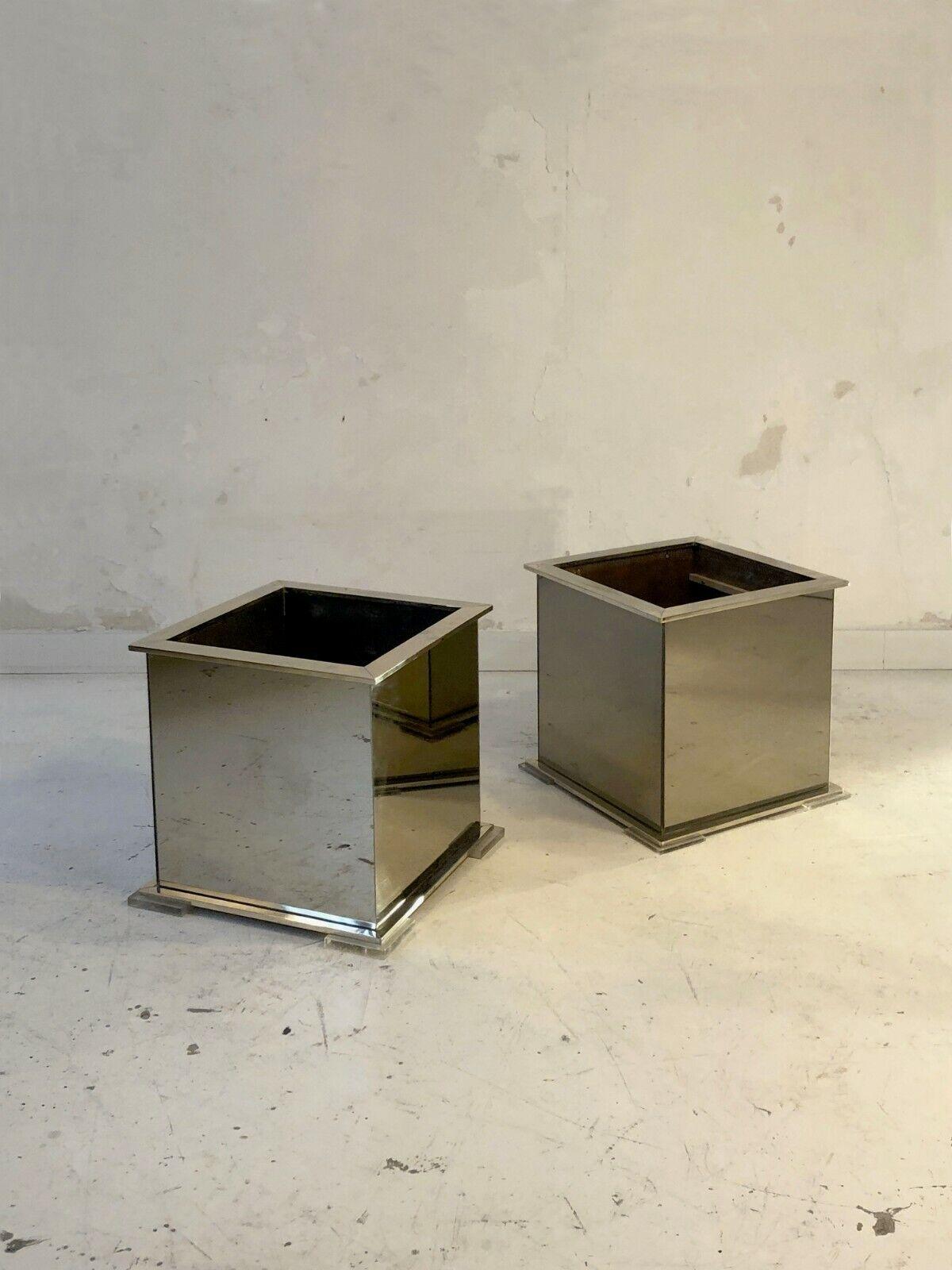 An elegant and rigorous pair of large square planters or planters, Art-Deco, Modernist, Shabby-Chic, solid metal structures, wood veneered with mirrors, square plexiglass glides, by Guy Lefevre, Jansen edition, France 1970-1980 .

DIMENSIONS:
Each
