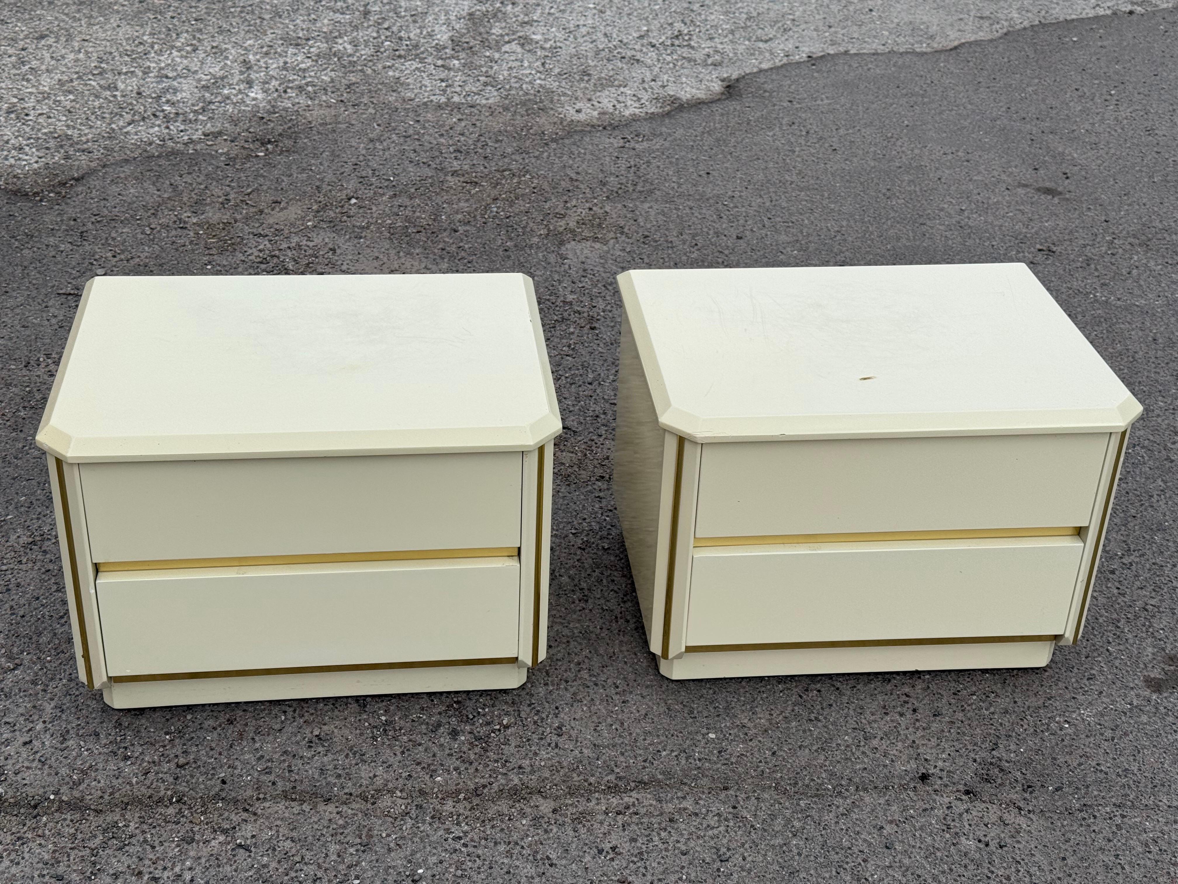 A pair of Postmodern artdeco Lacquered Cream Nightstands, Circa 1980s 4