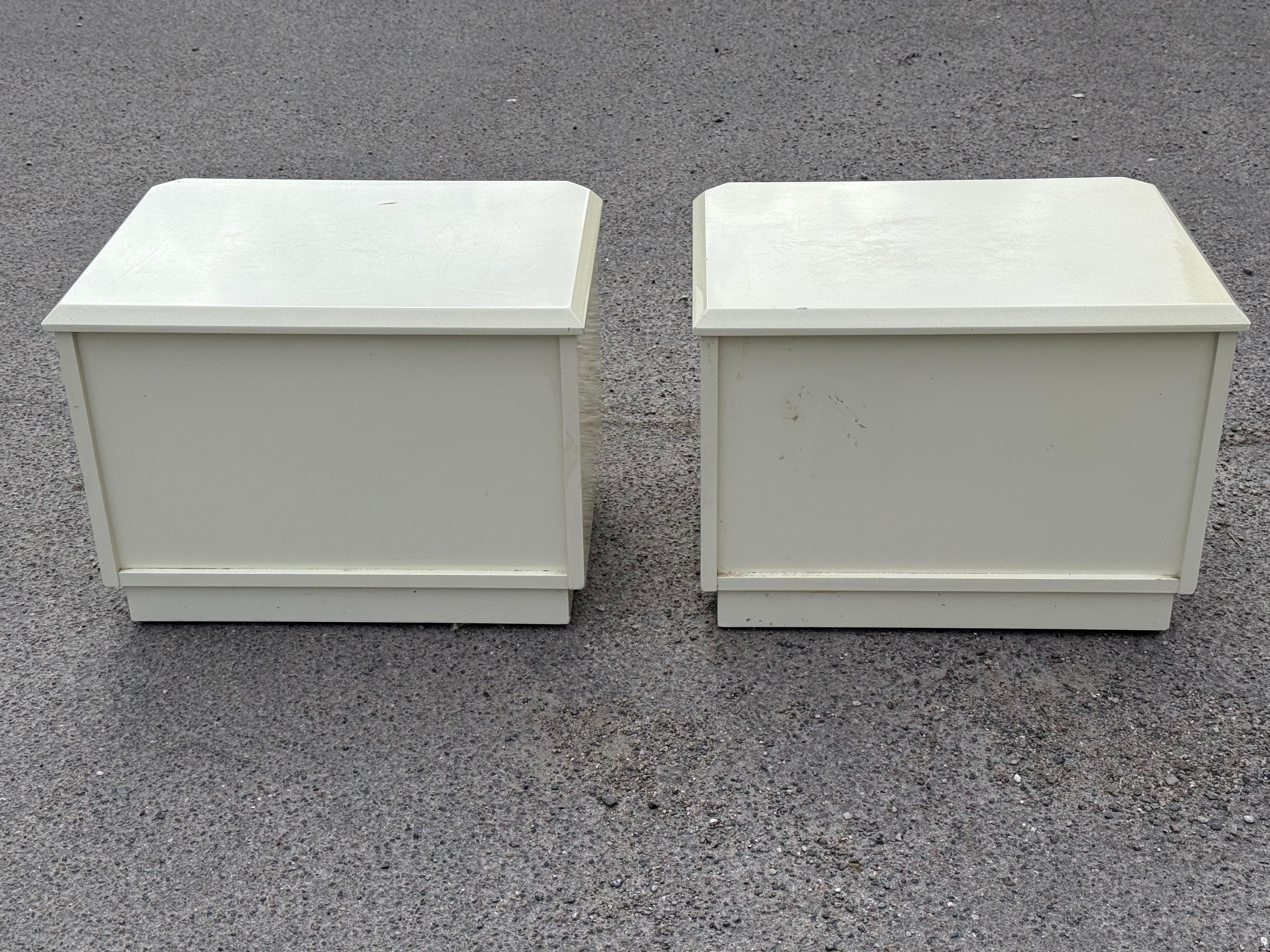 A pair of Postmodern artdeco Lacquered Cream Nightstands, Circa 1980s 1