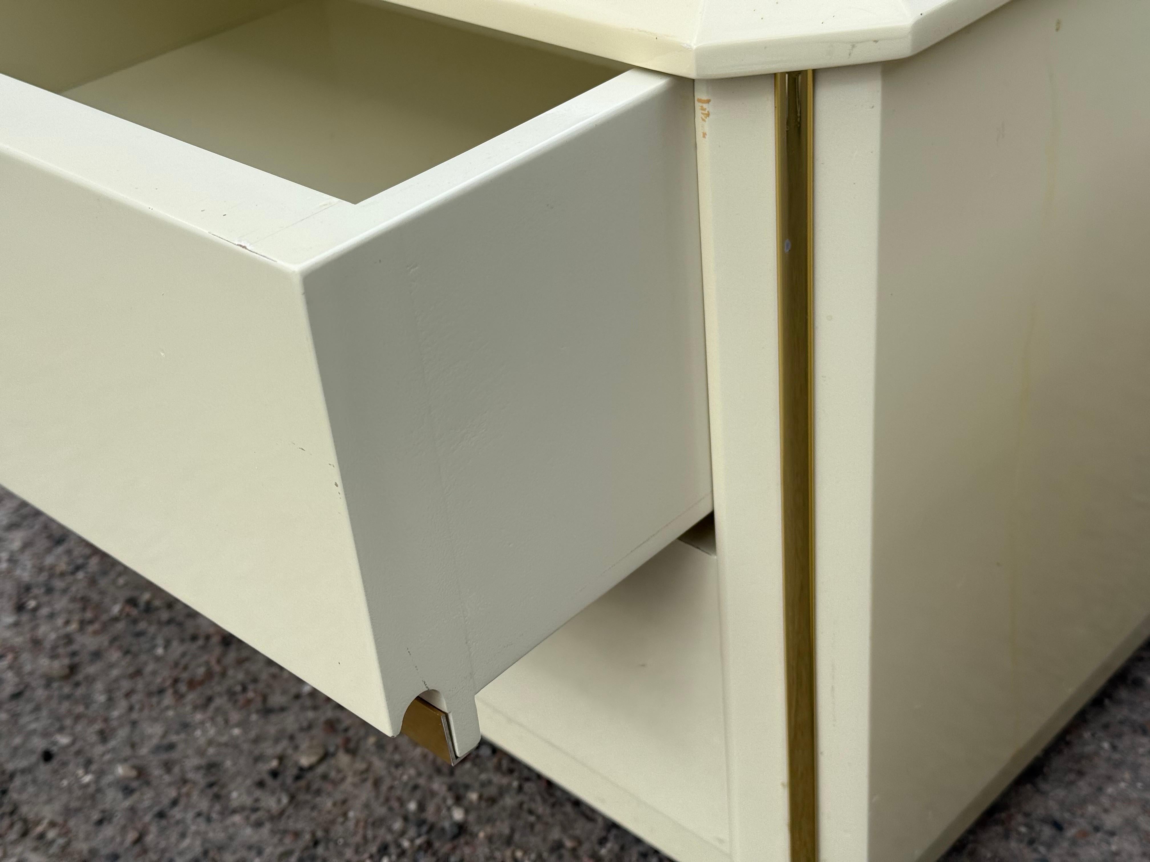A pair of Postmodern artdeco Lacquered Cream Nightstands, Circa 1980s 2