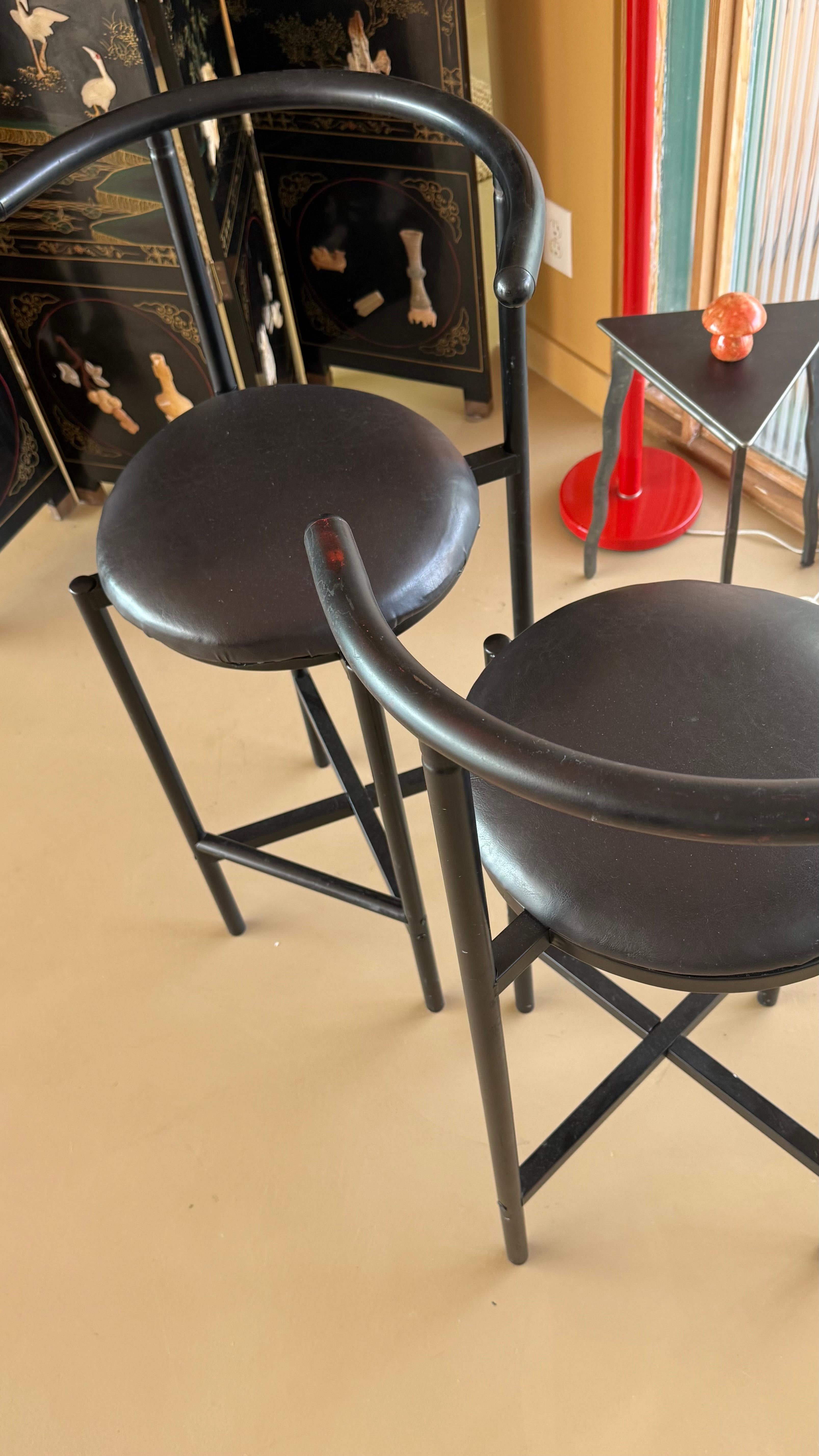 Ein Paar postmoderne Barhocker, Ende 20. Jahrhundert im Angebot 5
