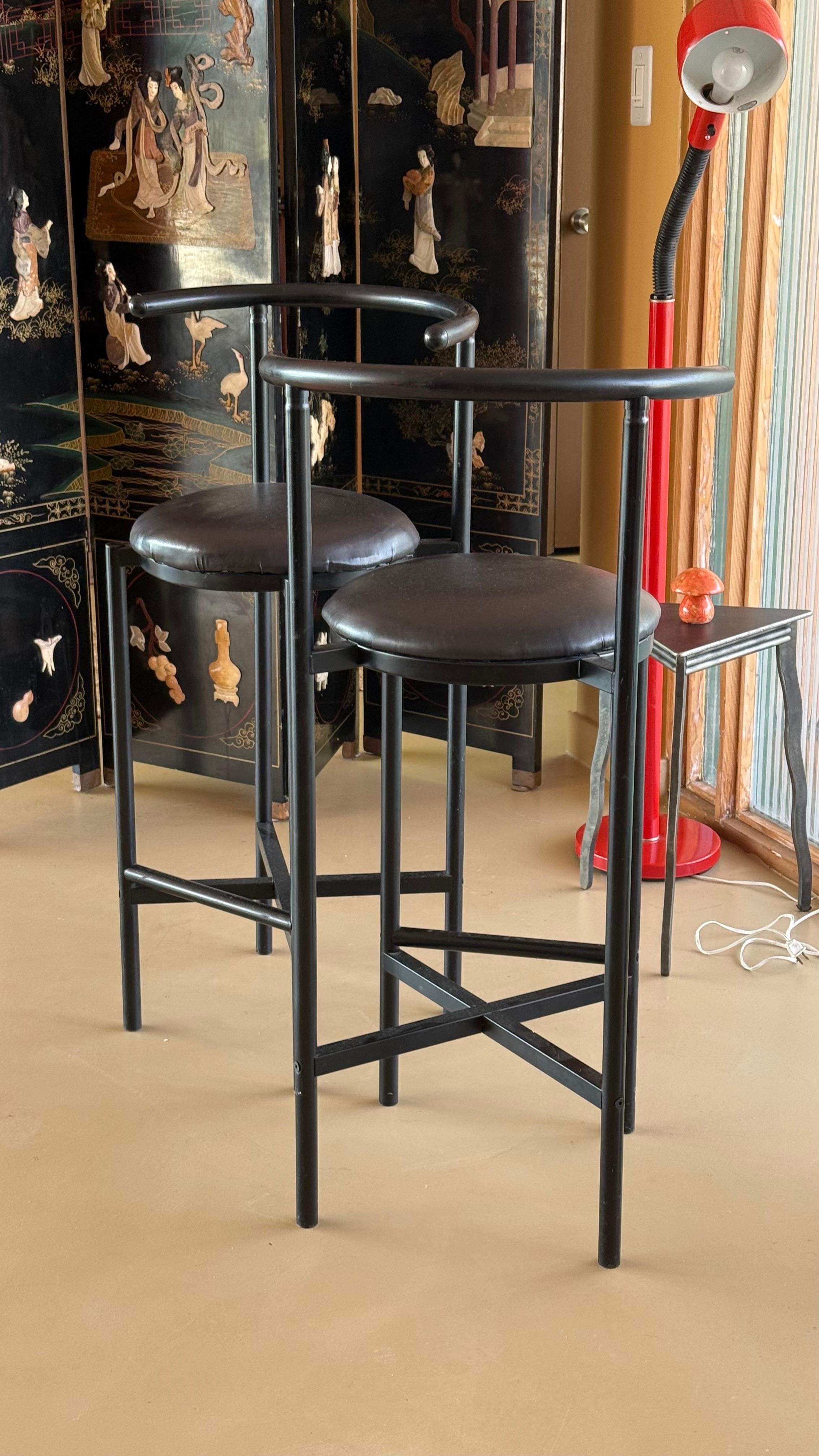 Ein Paar postmoderne Barhocker, Ende 20. Jahrhundert im Zustand „Gut“ im Angebot in View Park, CA