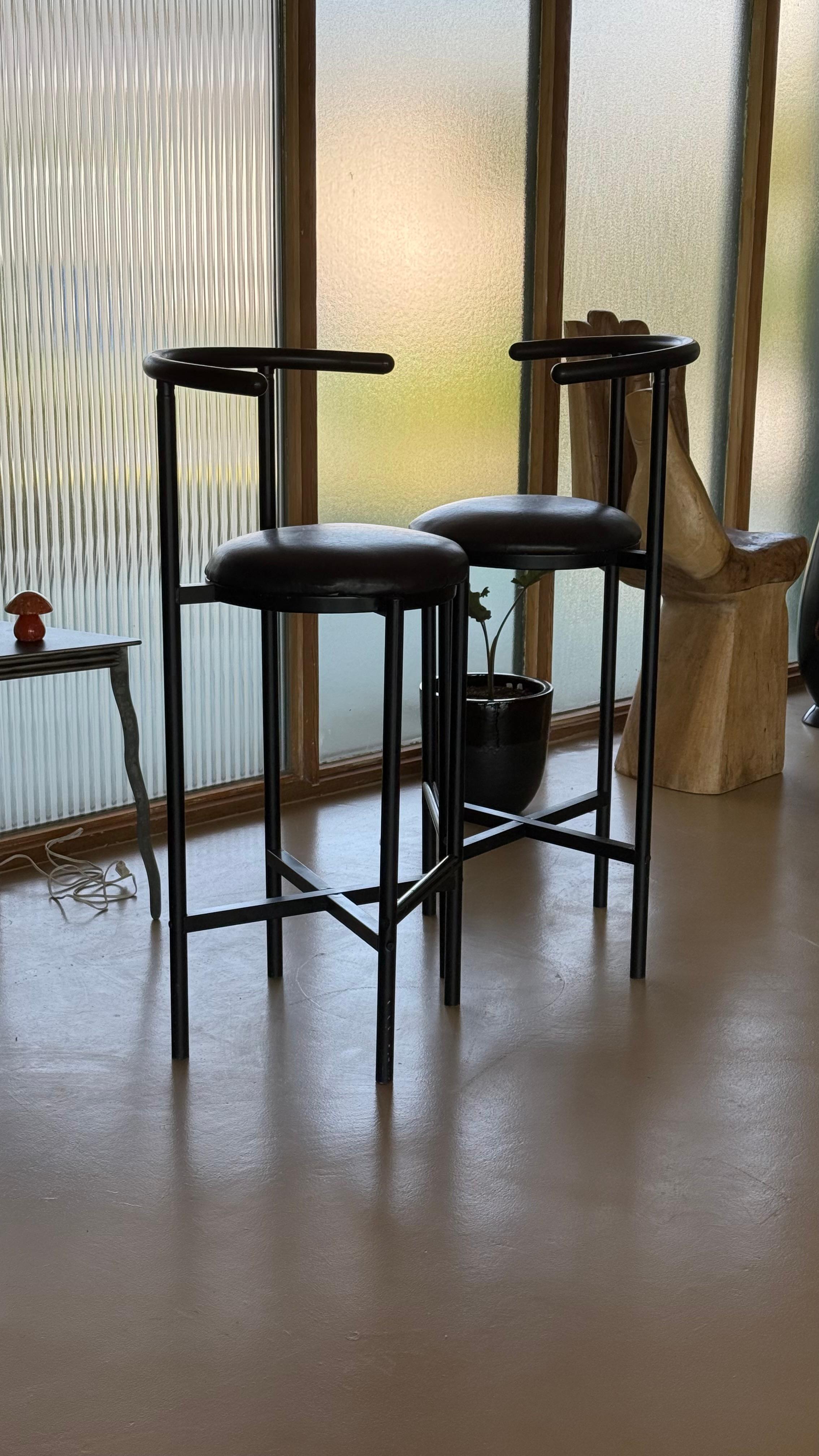 Ein Paar postmoderne Barhocker, Ende 20. Jahrhundert im Angebot 2