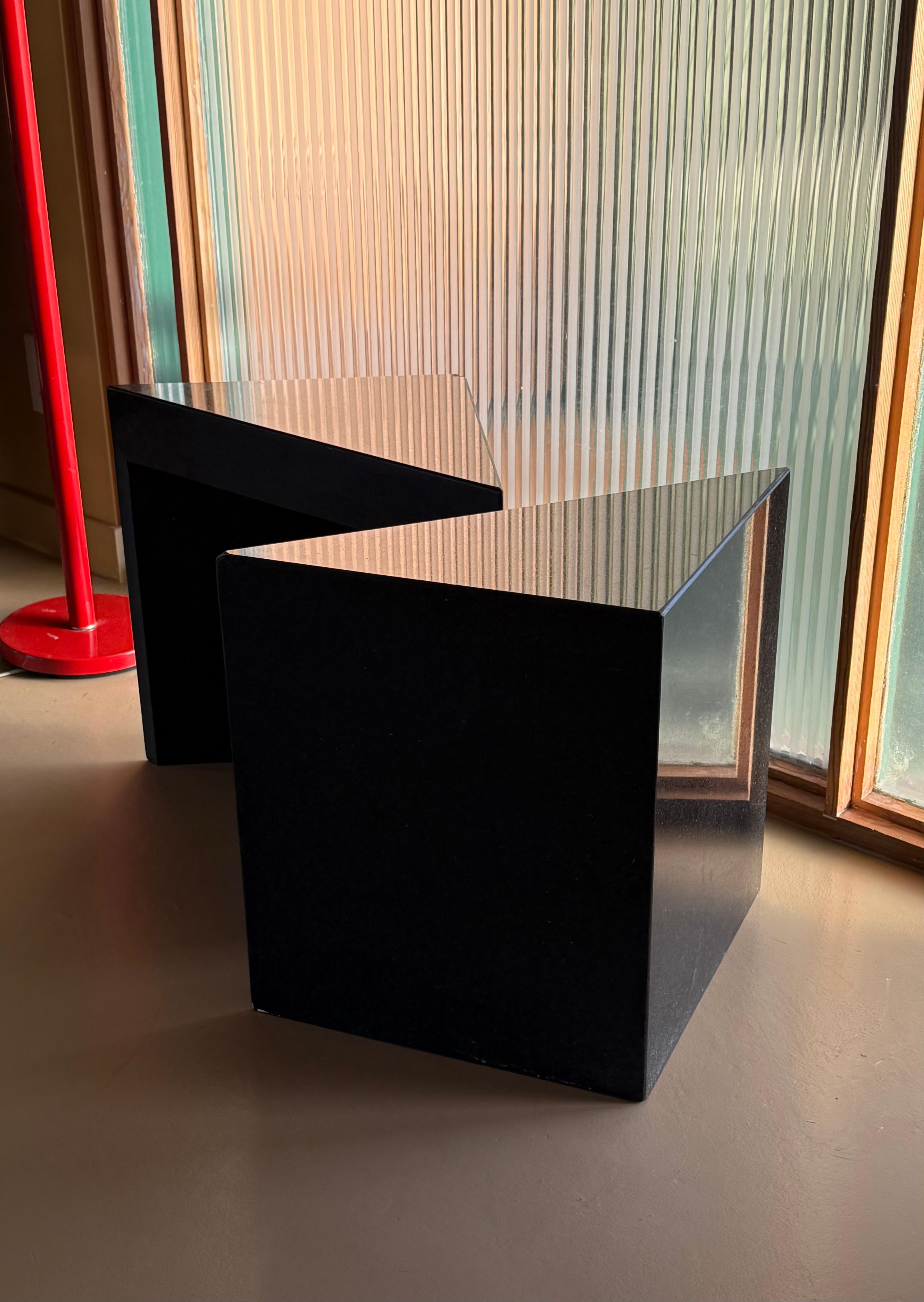 Paire de tables d'appoint triangulaires postmodernes en granit noir, fin du 20e siècle en vente 2