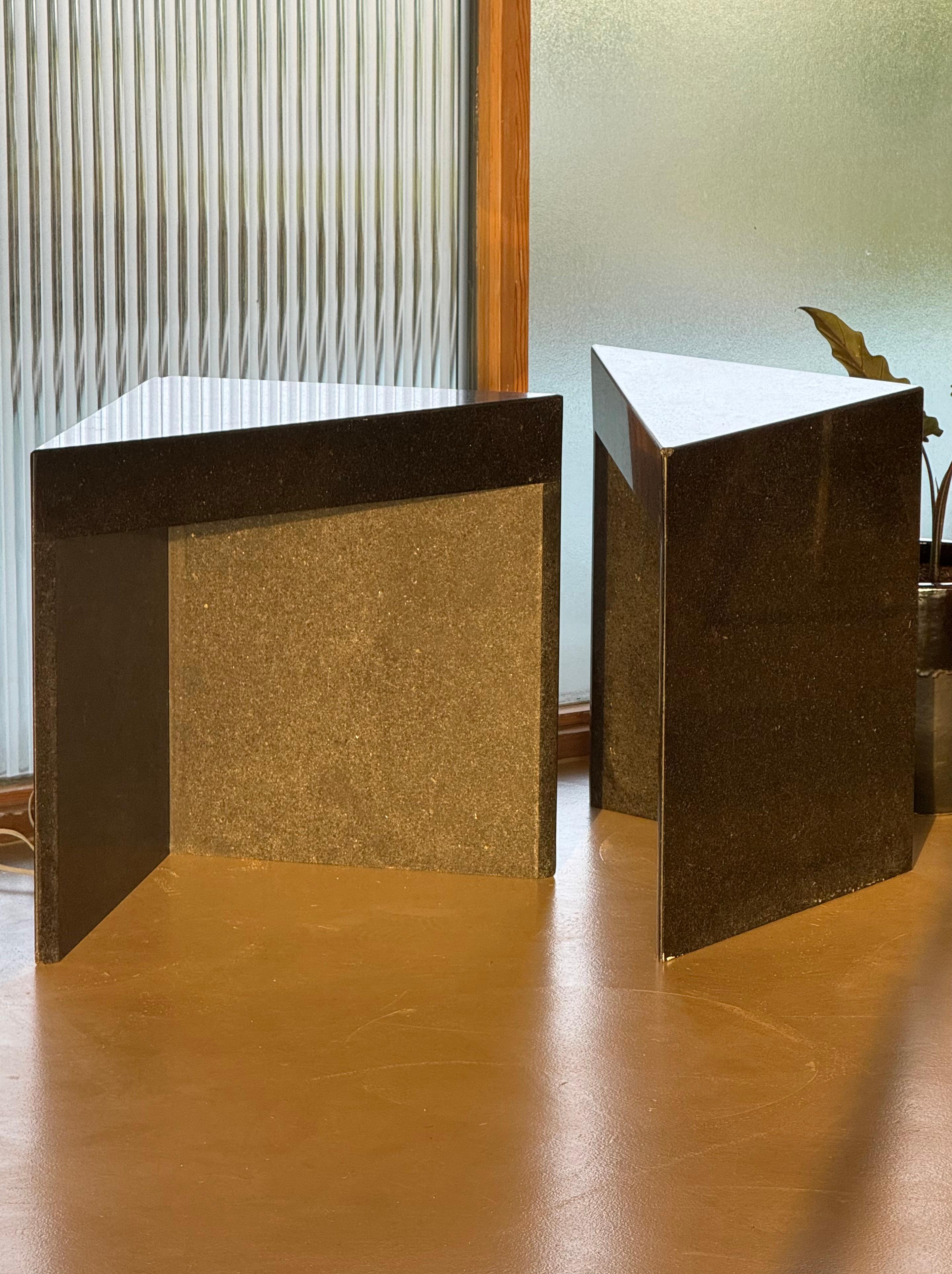 Paire de tables d'appoint triangulaires postmodernes en granit noir, fin du 20e siècle en vente 3