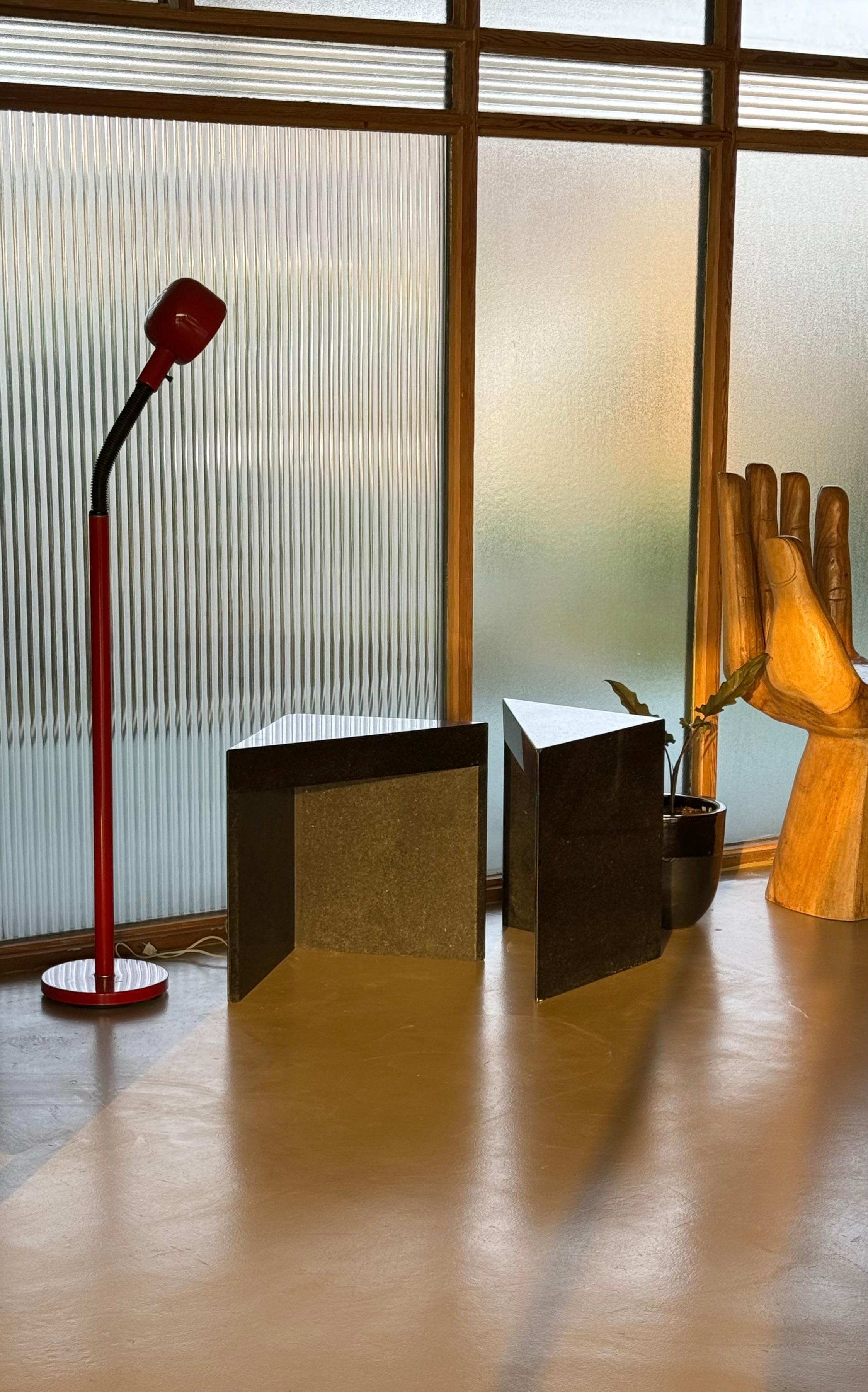 Paire de tables d'appoint triangulaires postmodernes en granit noir, fin du 20e siècle en vente 4