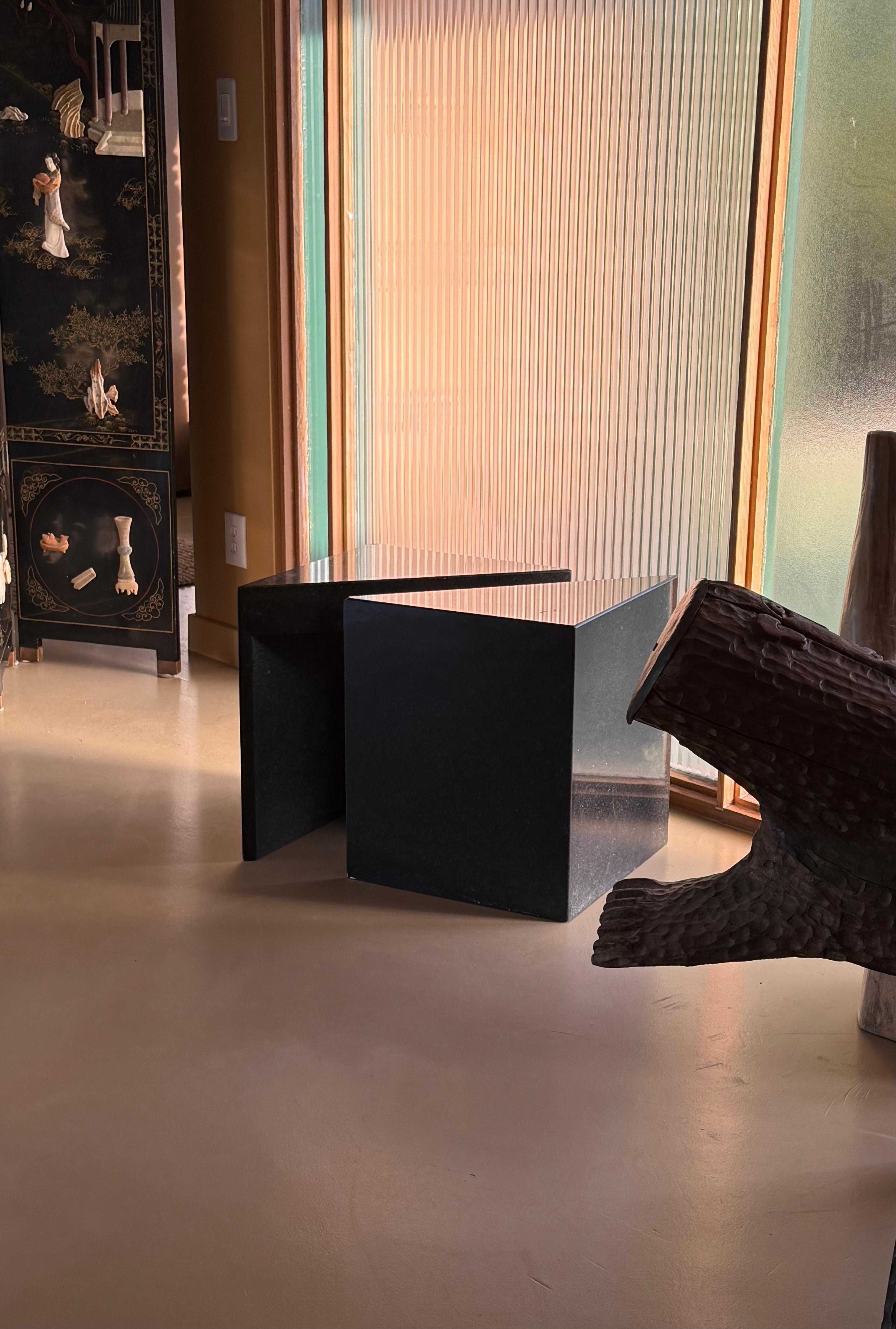 Paire de tables d'appoint triangulaires postmodernes en granit noir, fin du 20e siècle en vente 5