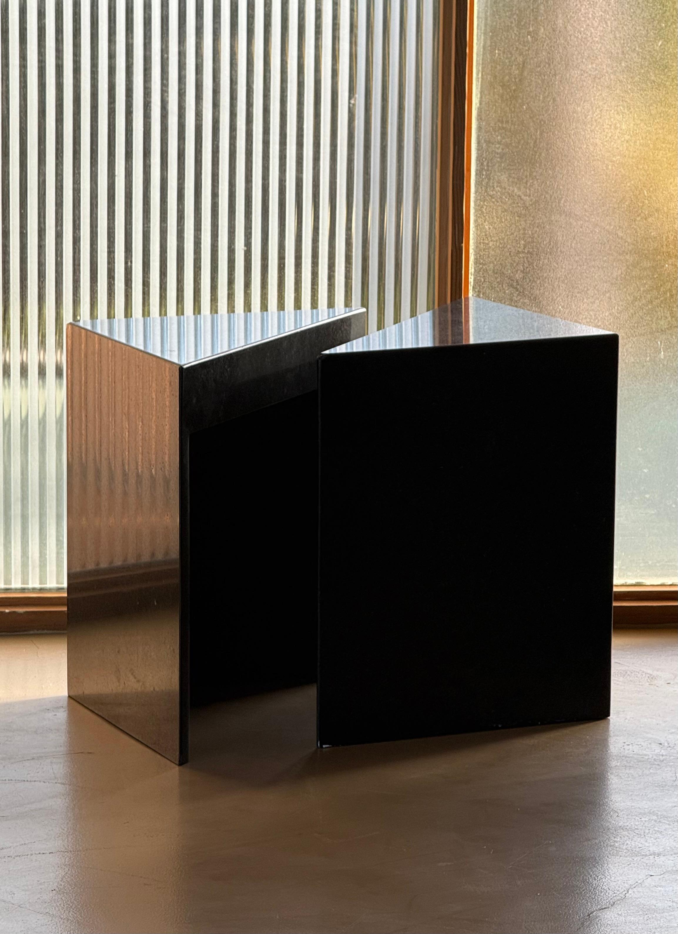 Paire de tables d'appoint triangulaires postmodernes en granit noir, fin du 20e siècle en vente 6