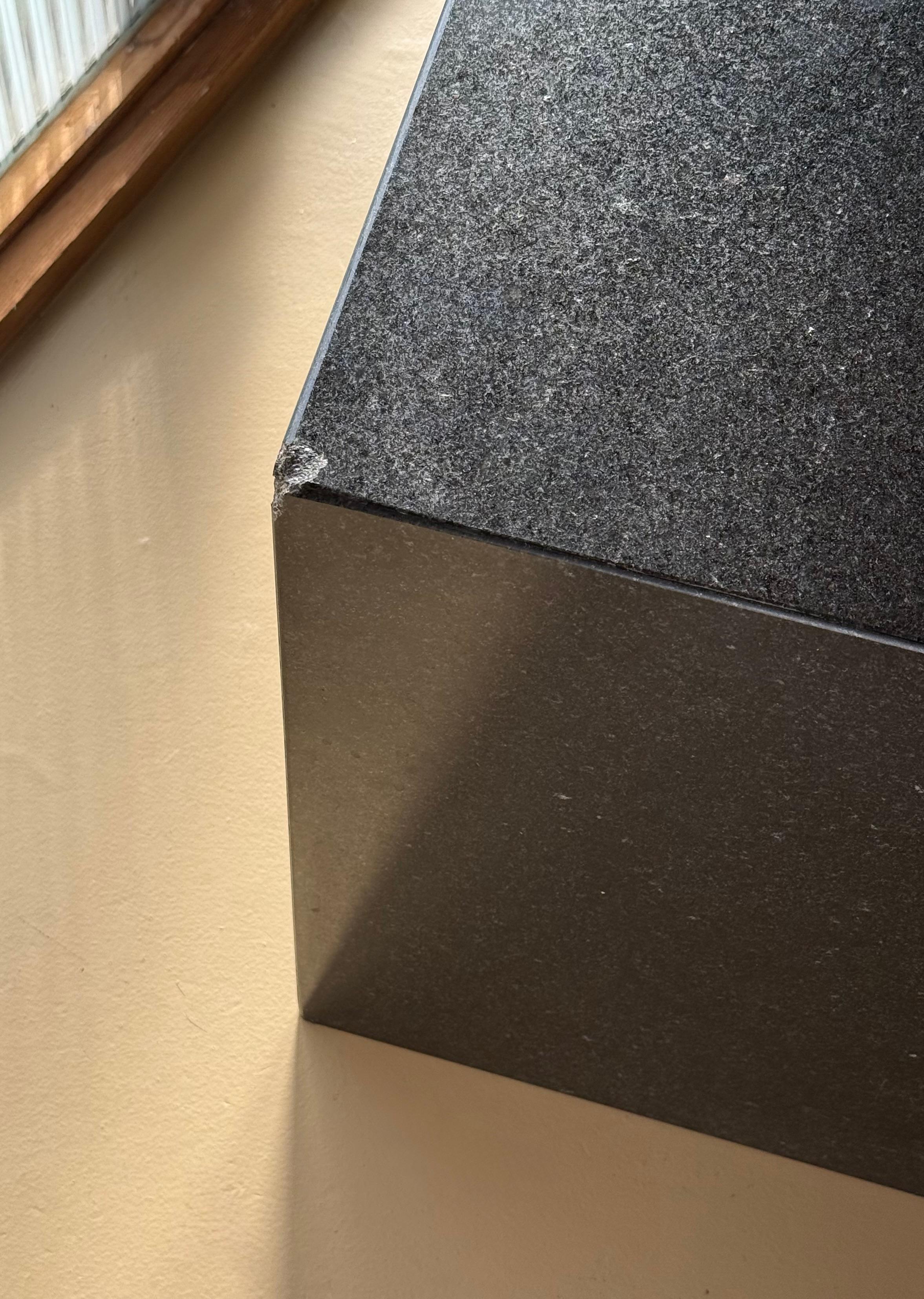 Paire de tables d'appoint triangulaires postmodernes en granit noir, fin du 20e siècle en vente 7