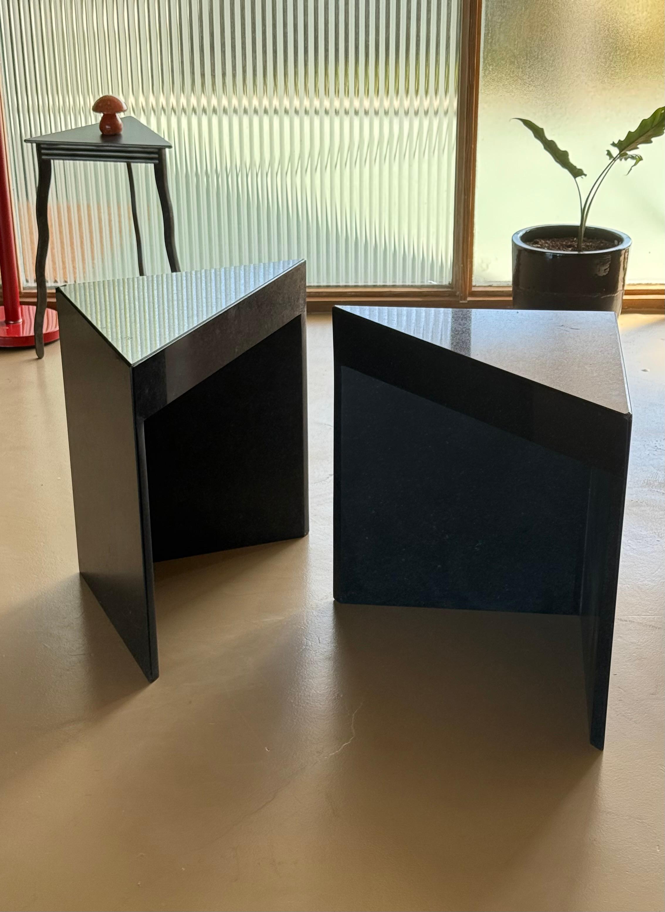 Paire de tables d'appoint triangulaires postmodernes en granit noir, fin du 20e siècle en vente 8