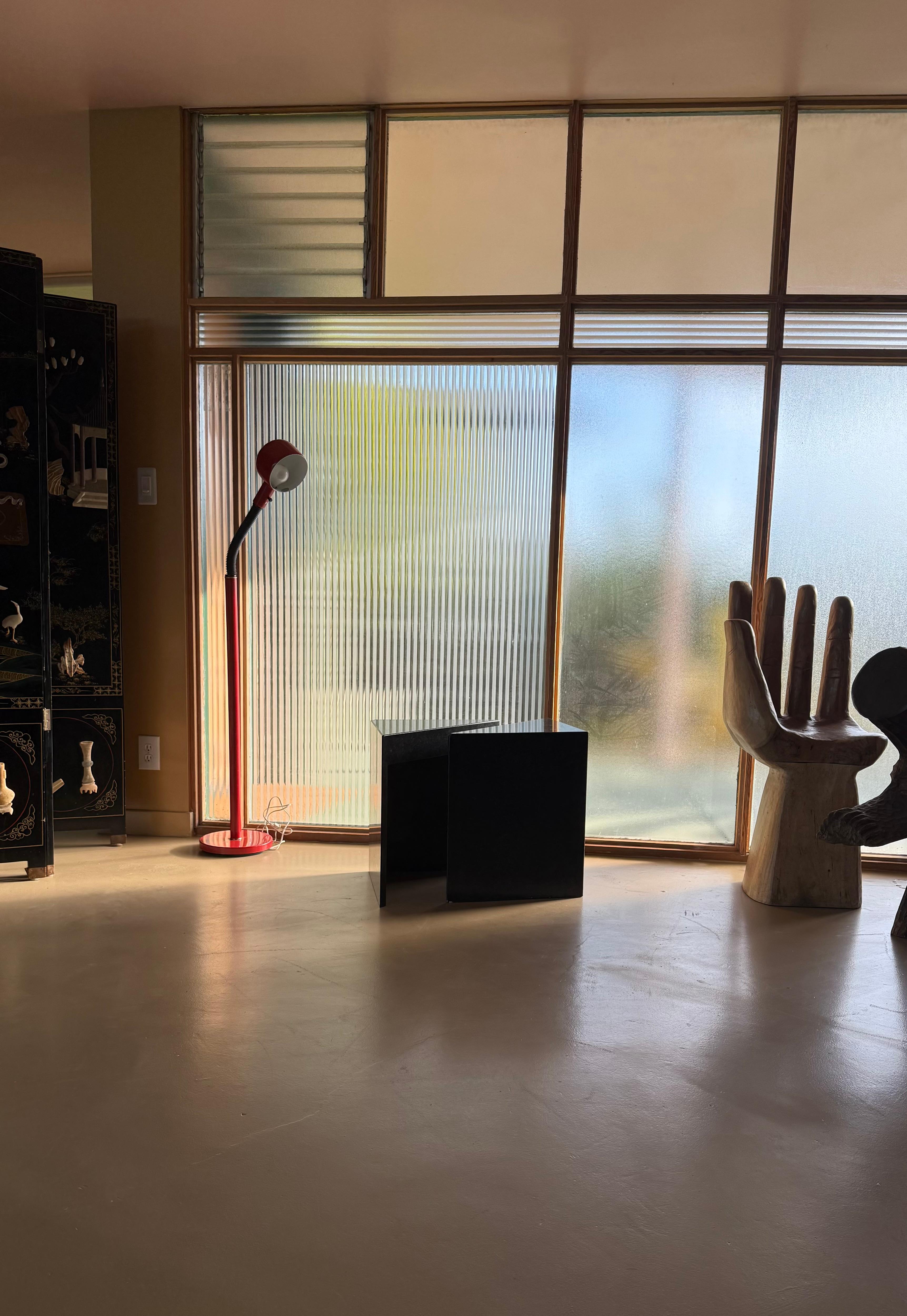 Paire de tables d'appoint triangulaires postmodernes en granit noir, fin du 20e siècle en vente 9