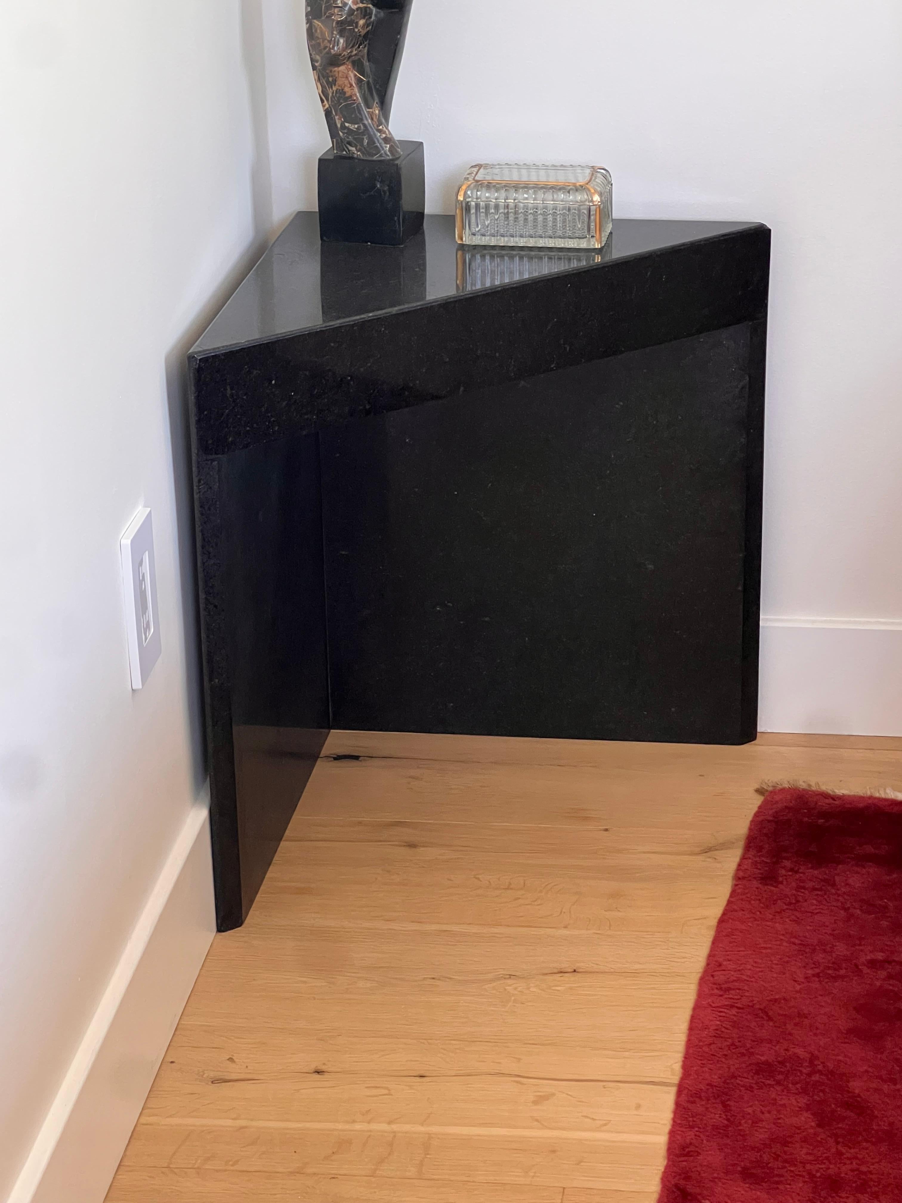 Paire de tables d'appoint triangulaires postmodernes en granit noir, fin du 20e siècle en vente 10