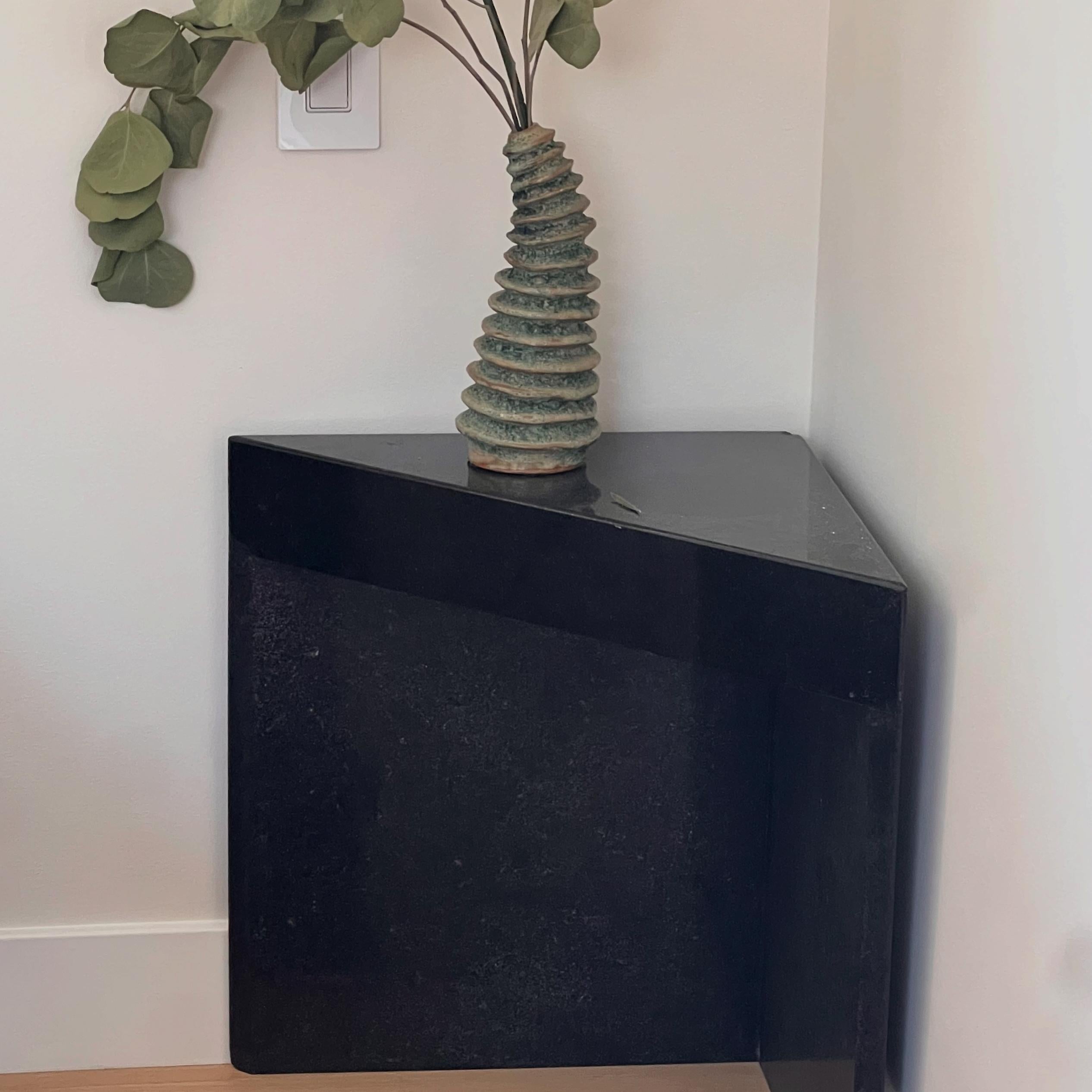 Paire de tables d'appoint triangulaires postmodernes en granit noir, fin du 20e siècle en vente 11