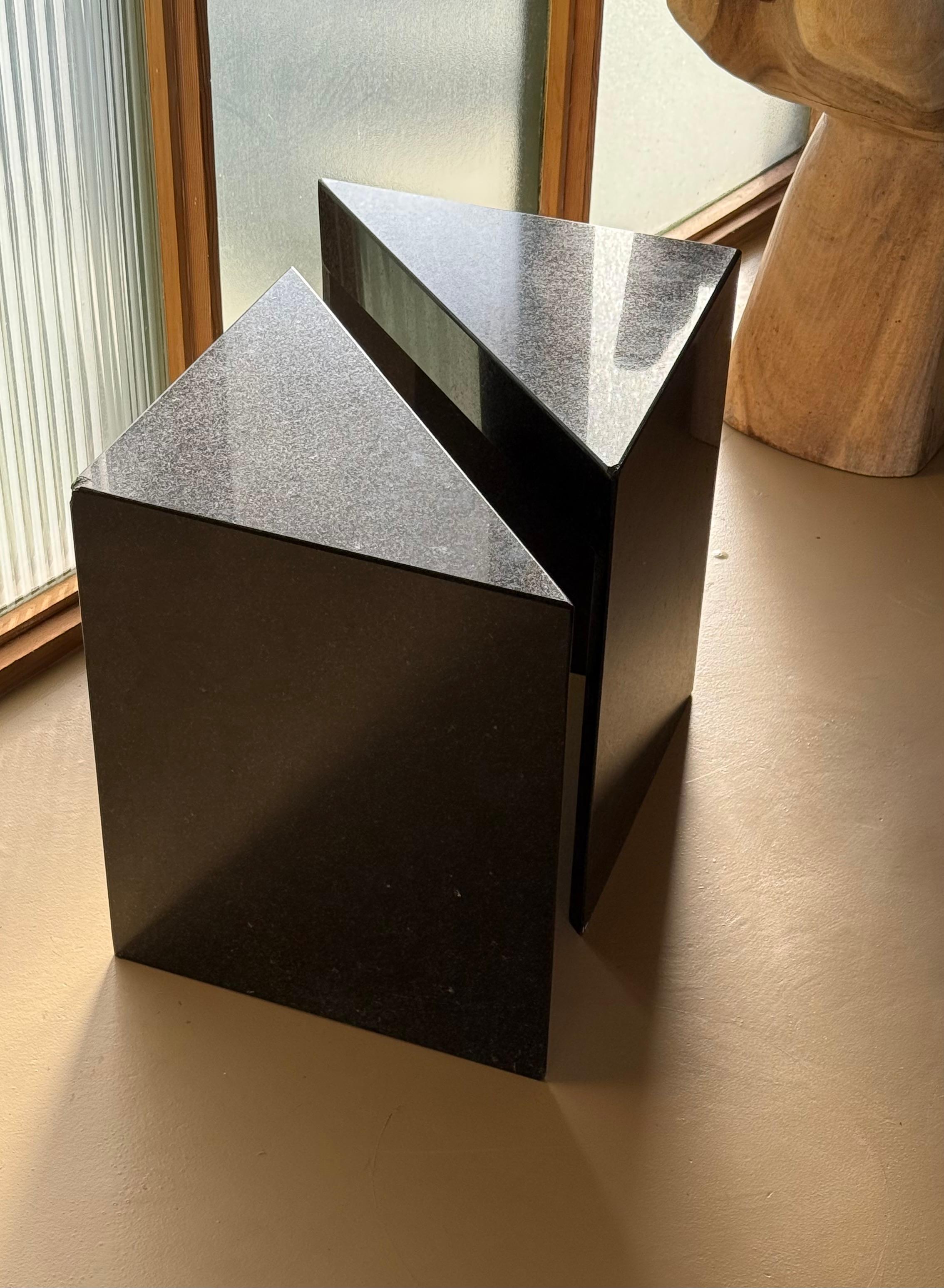 Postmoderne Paire de tables d'appoint triangulaires postmodernes en granit noir, fin du 20e siècle en vente