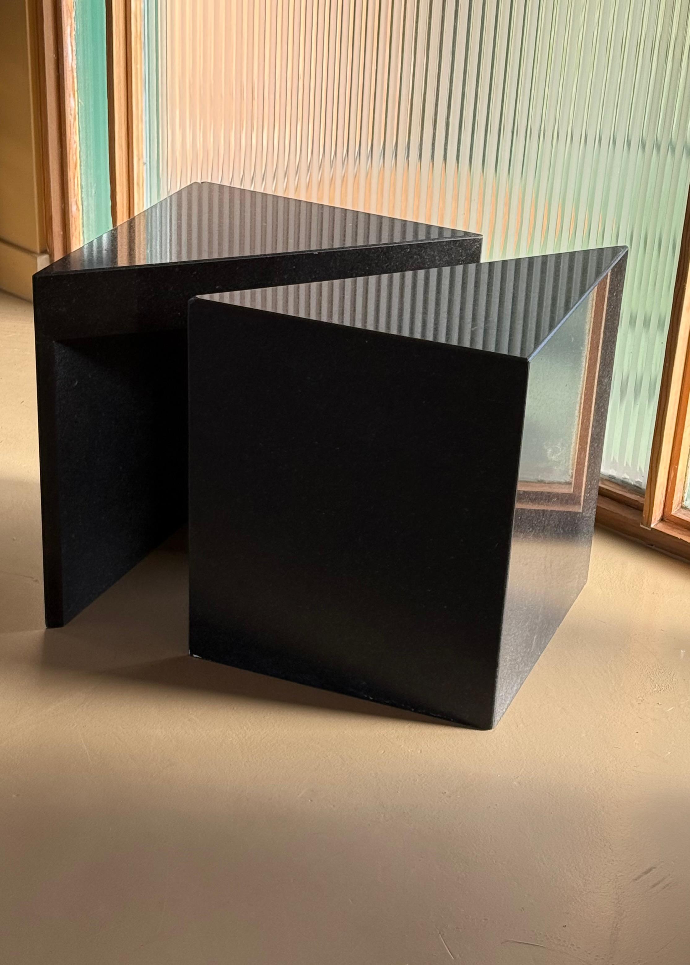 Inconnu Paire de tables d'appoint triangulaires postmodernes en granit noir, fin du 20e siècle en vente