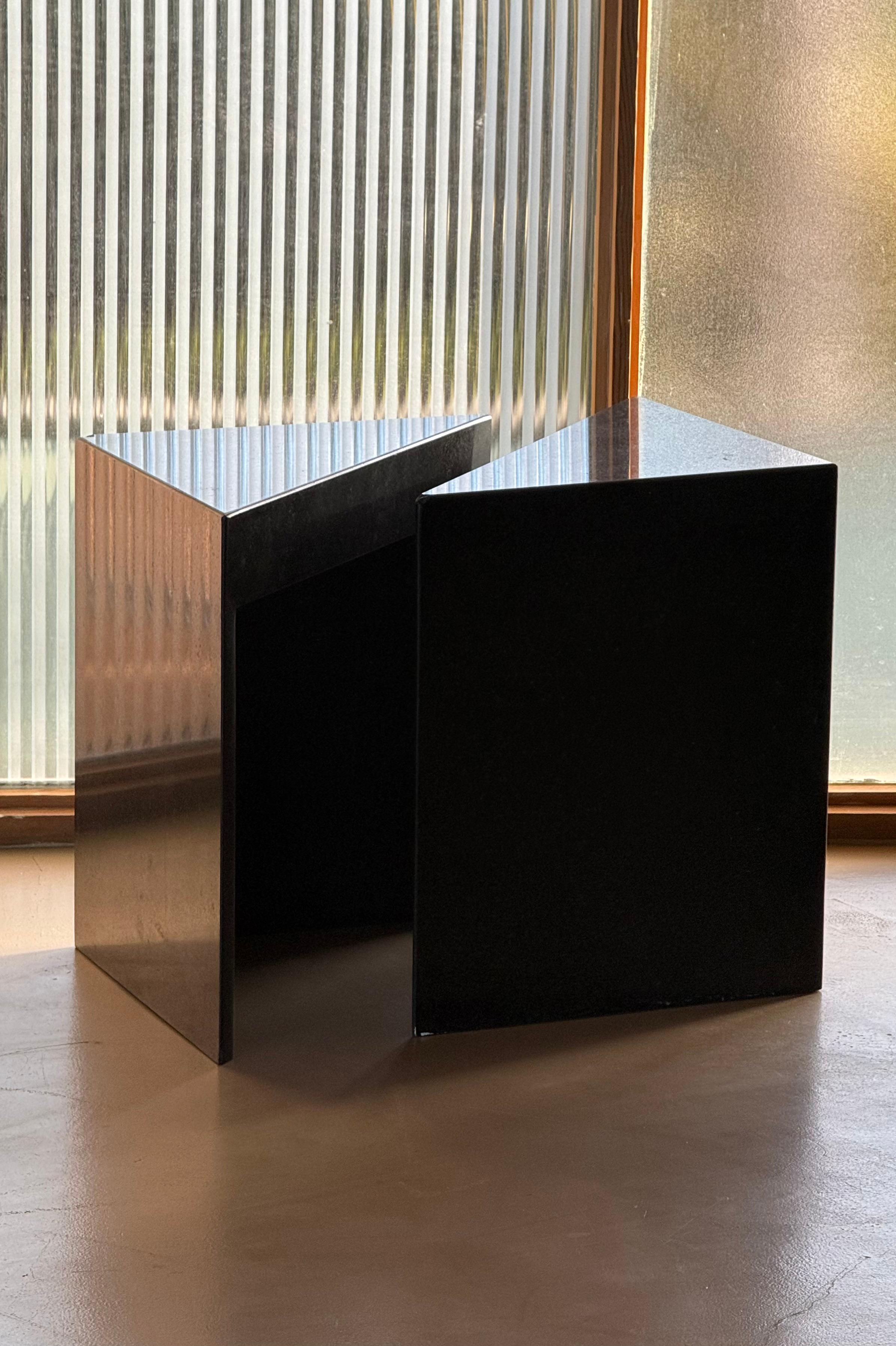 Sculpté à la main Paire de tables d'appoint triangulaires postmodernes en granit noir, fin du 20e siècle en vente