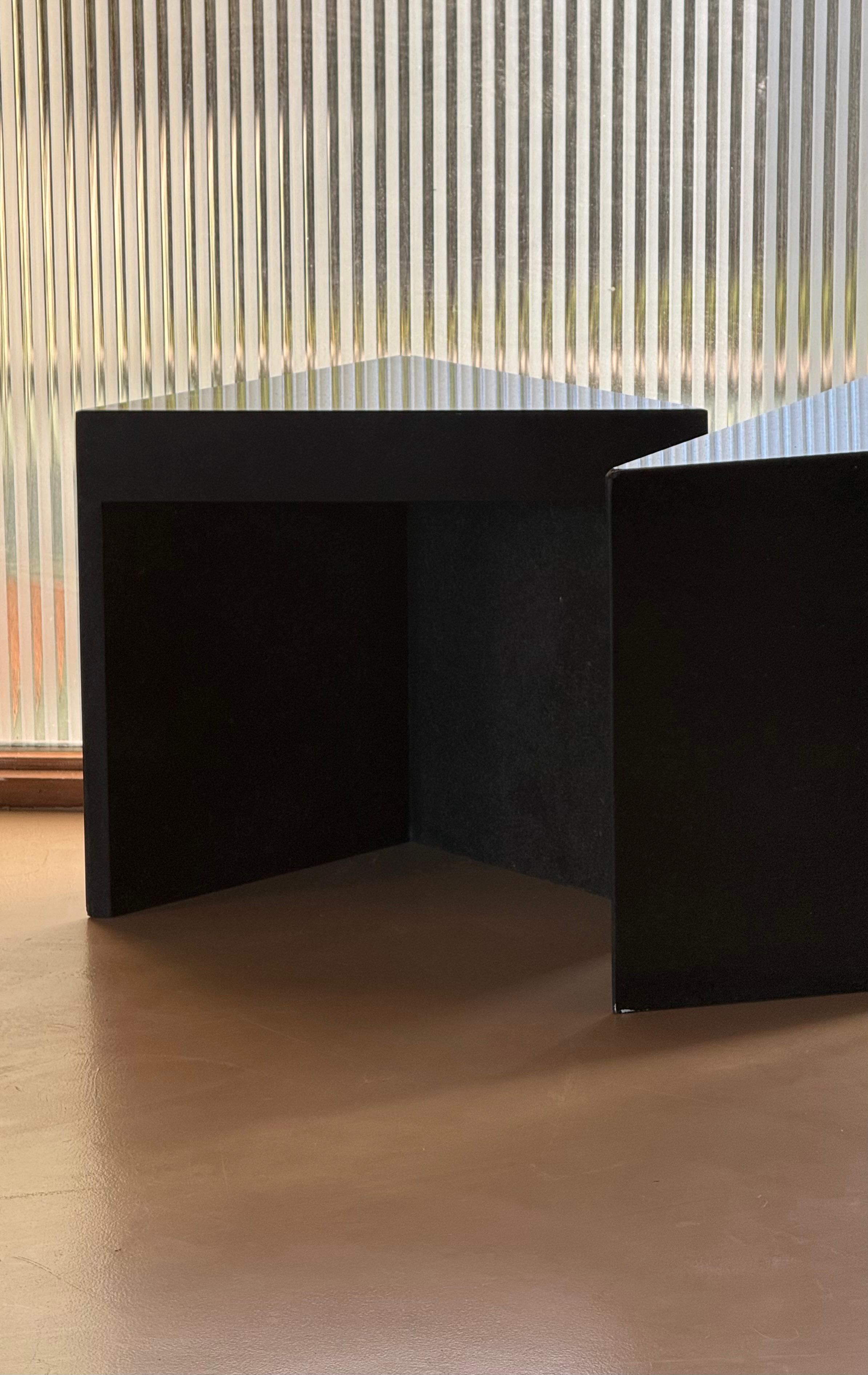 Paire de tables d'appoint triangulaires postmodernes en granit noir, fin du 20e siècle Bon état - En vente à View Park, CA