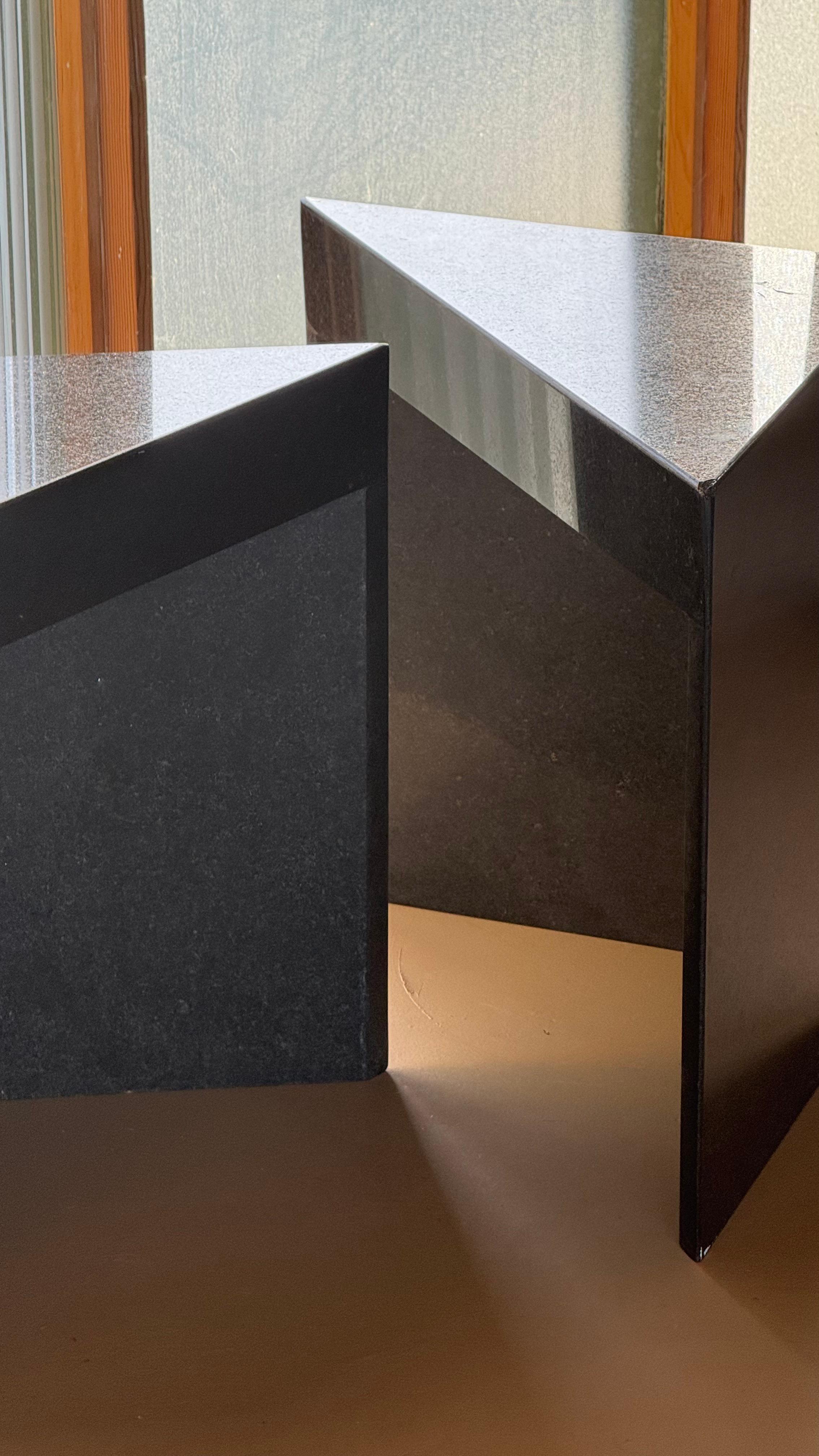 20ième siècle Paire de tables d'appoint triangulaires postmodernes en granit noir, fin du 20e siècle en vente