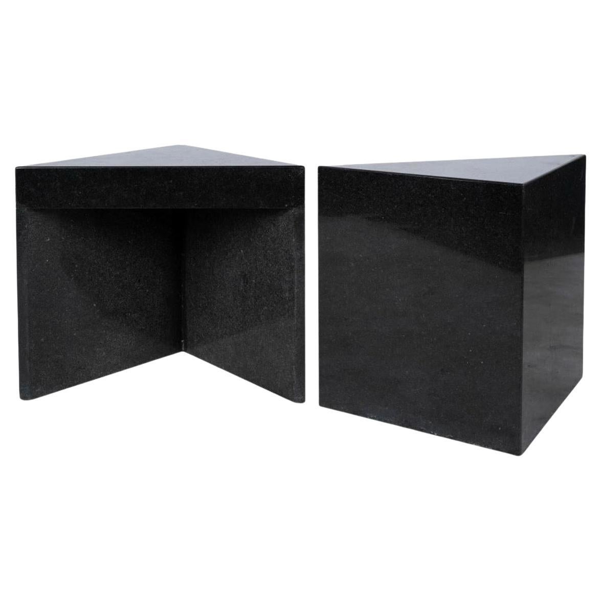 Paire de tables d'appoint triangulaires postmodernes en granit noir, fin du 20e siècle en vente