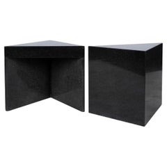 Paire de tables d'appoint triangulaires postmodernes en granit noir, fin du 20e siècle