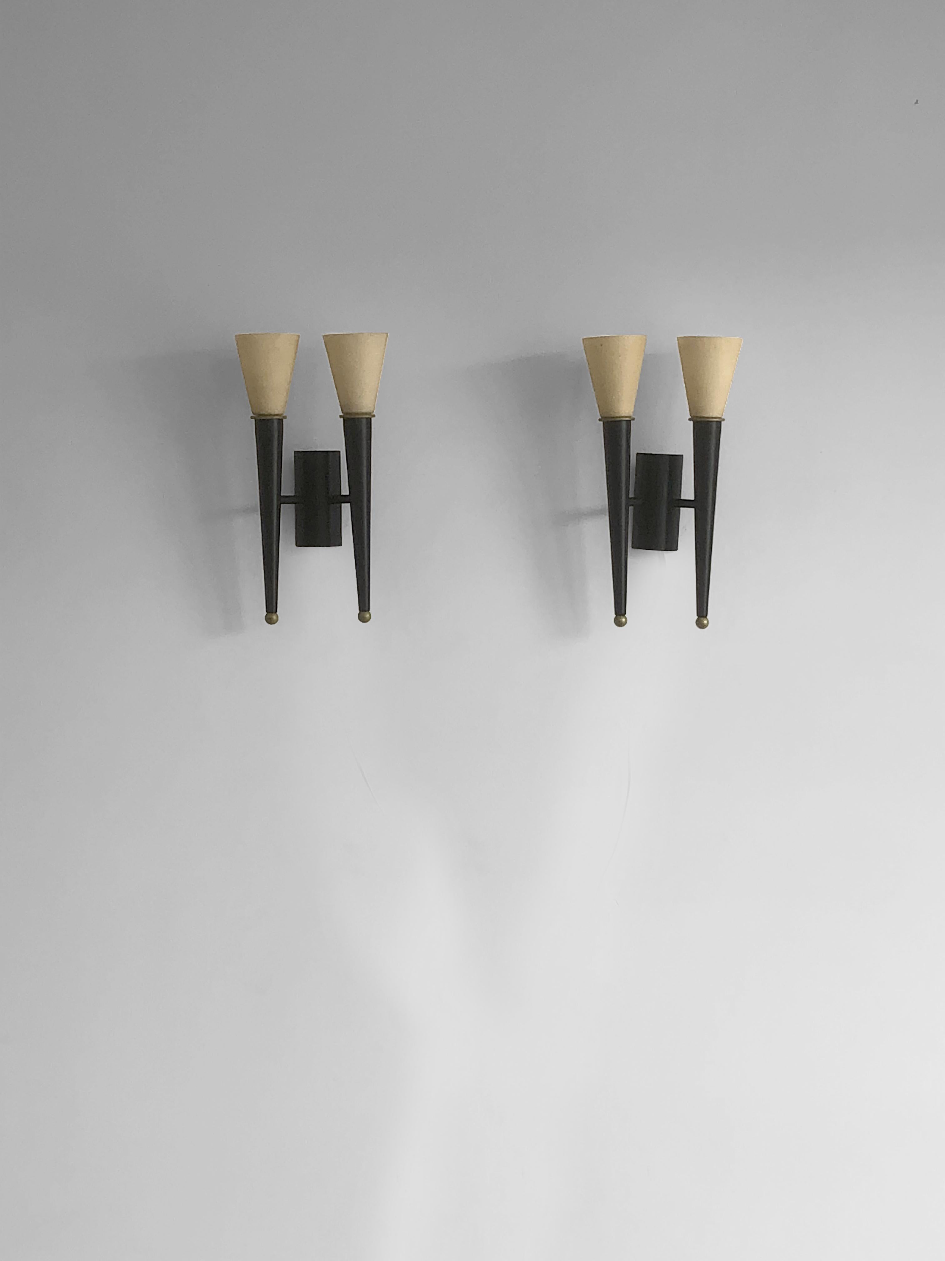 A thin and elegant pair of (double) wall appliques sconces, to be attributed, France 1990-2000. Each sample consists in a single curved wall base with 2 short arms holding 2 long vertical cones of light, each ended by a beautifull creamy frosten