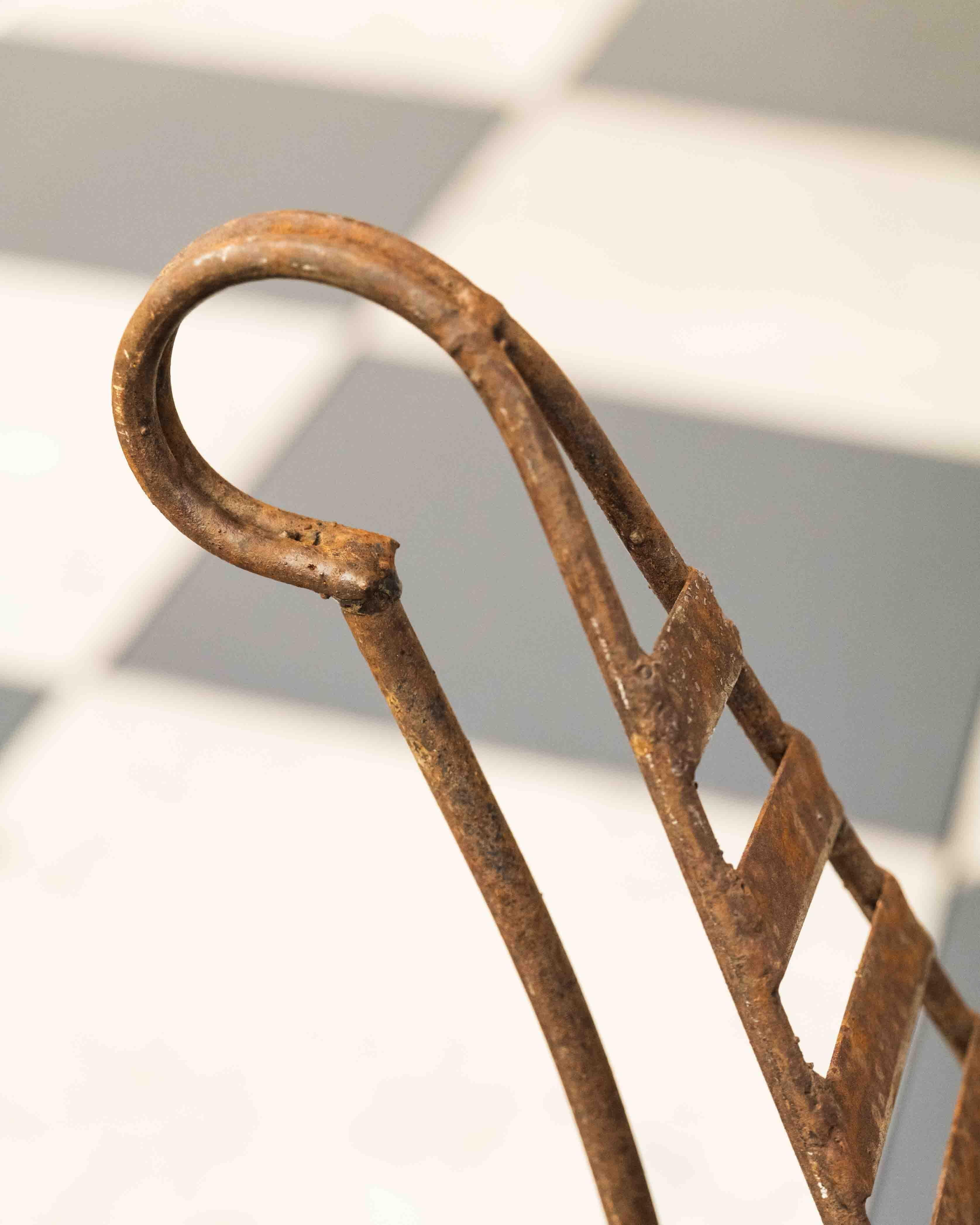Un par de tumbonas postmodernas con columna vertebral en Bueno estado para la venta en New York, NY