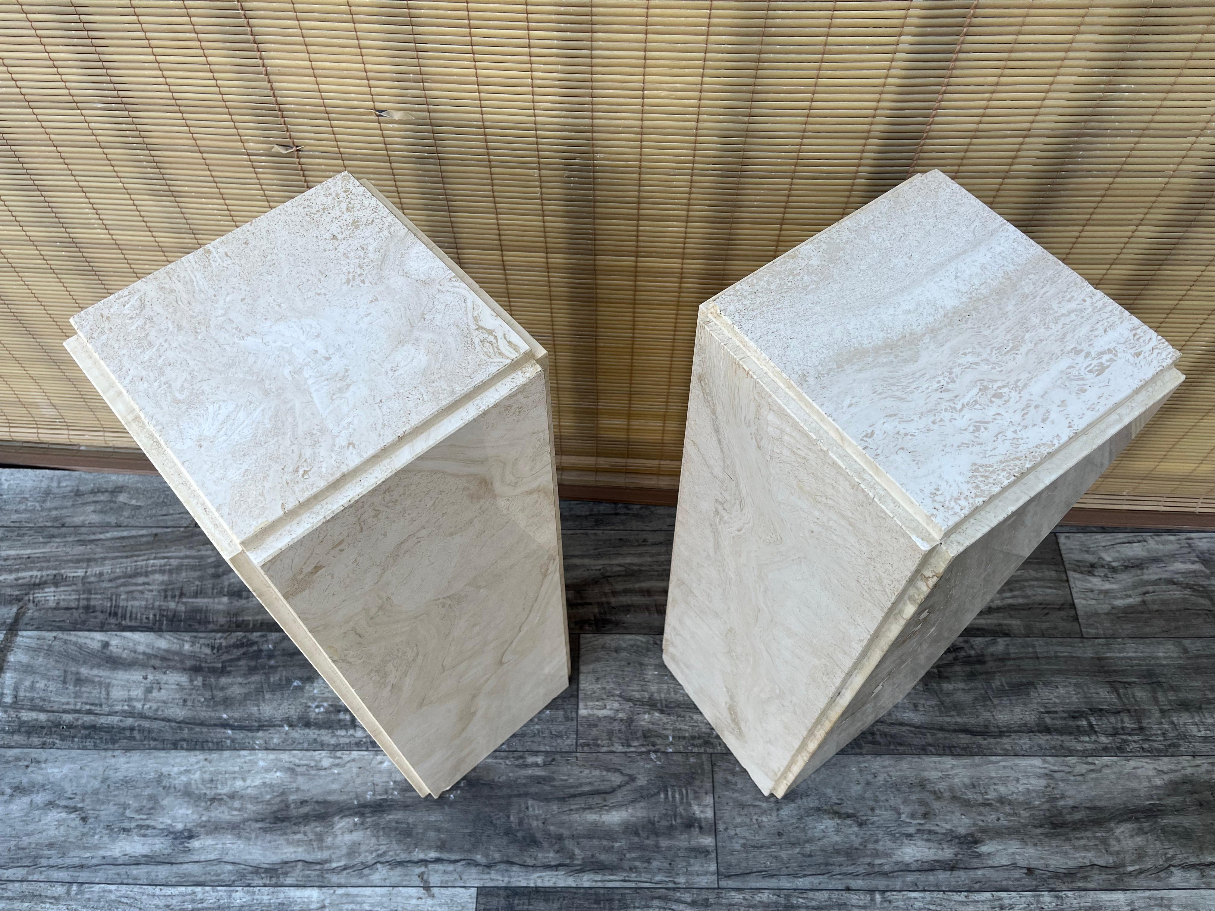 Un par de pedestales postmodernos de travertino. Alrededor de 1980 en venta 8