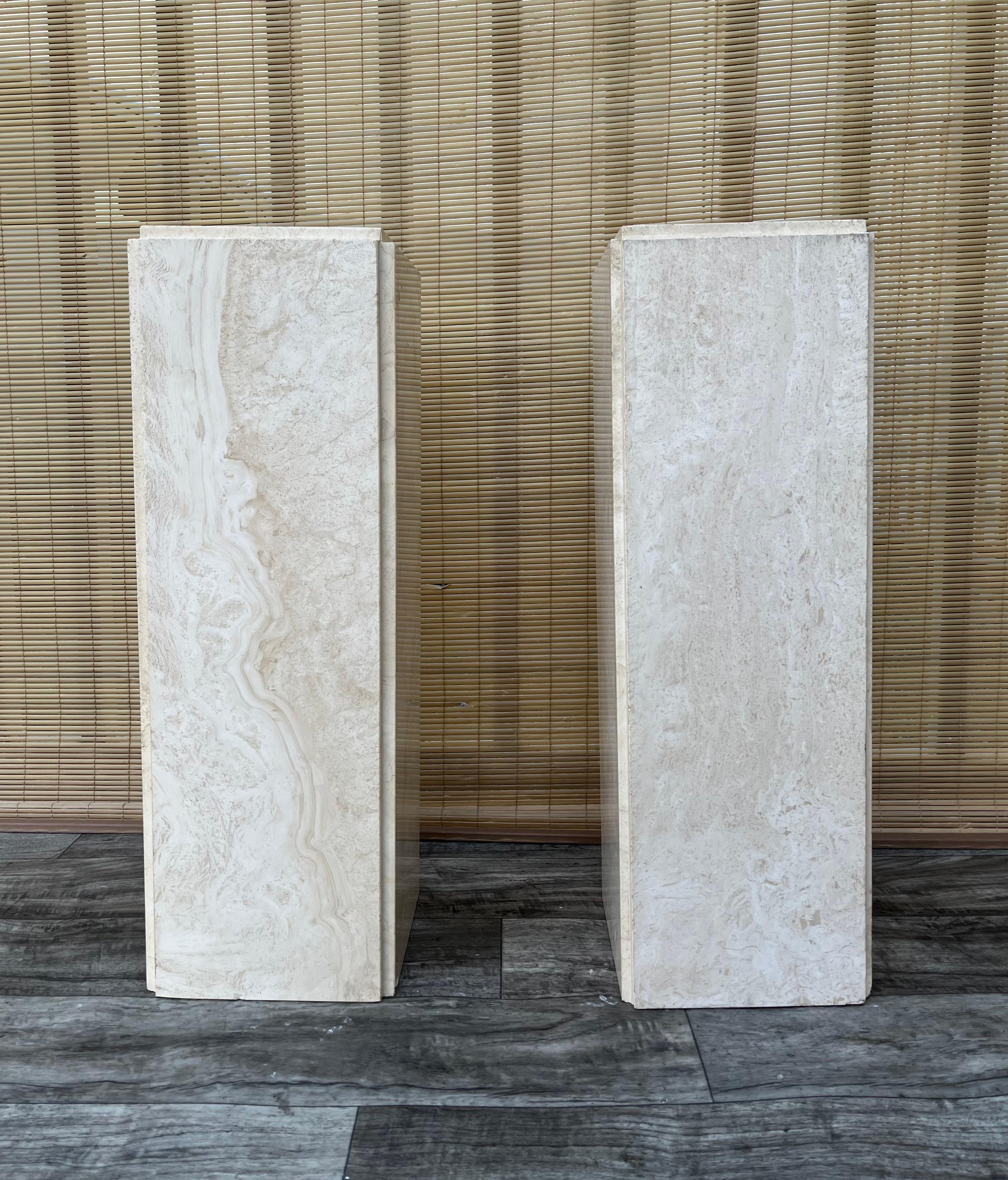 Un par de pedestales postmodernos de travertino. Alrededor de 1980
Presentan un diseño minimalista y bases cuadradas de travertino pulido con hermosas vetas de piedra 
En excelente estado original, con pequeños signos de desgaste y de la edad. Mira