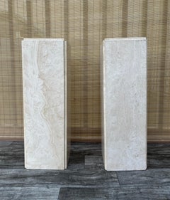 Un par de pedestales postmodernos de travertino. Alrededor de 1980