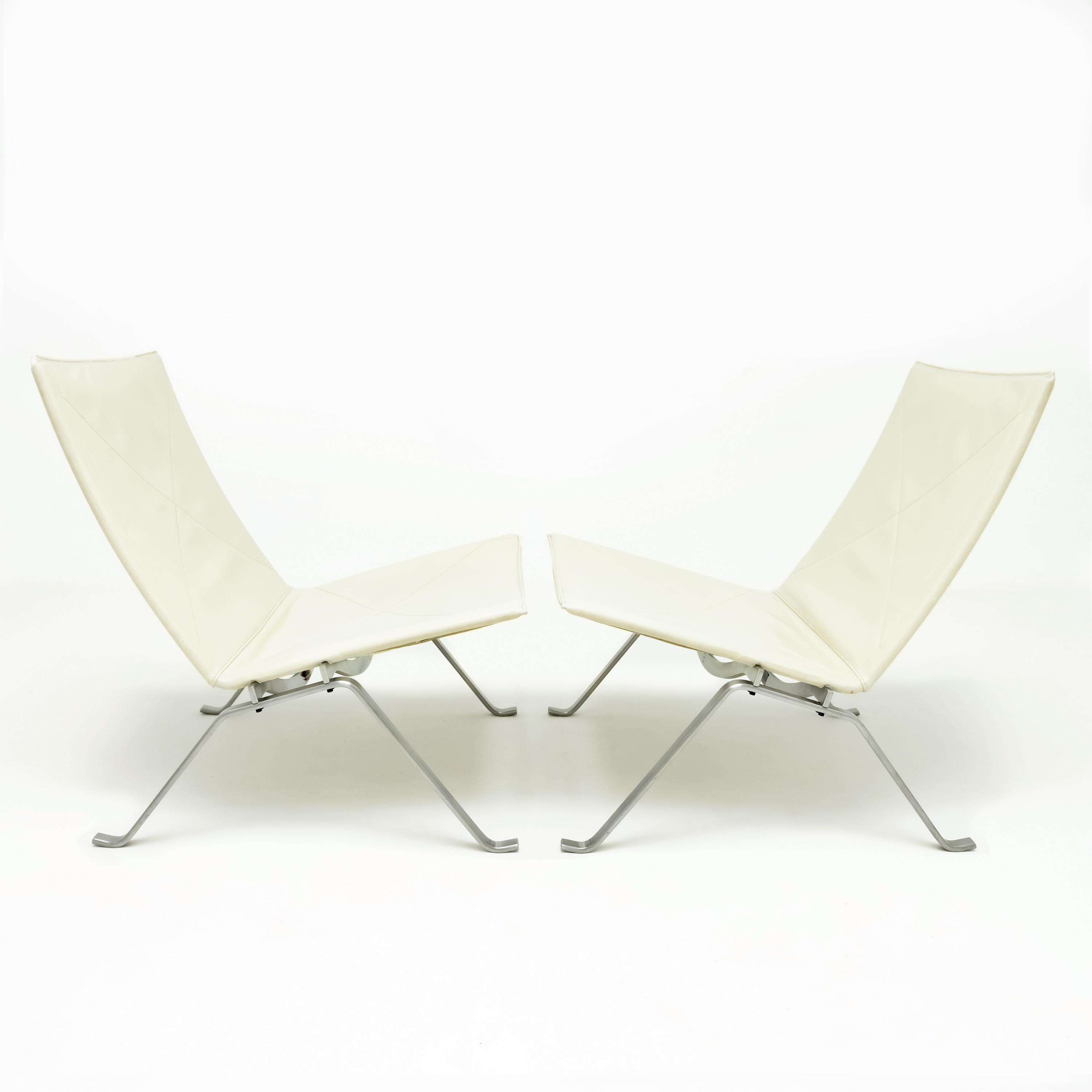 Mid-Century Modern Pair of Poul Kjaerholm PK22 Lounge Chairs in Cream Leather for Fritz Hansen