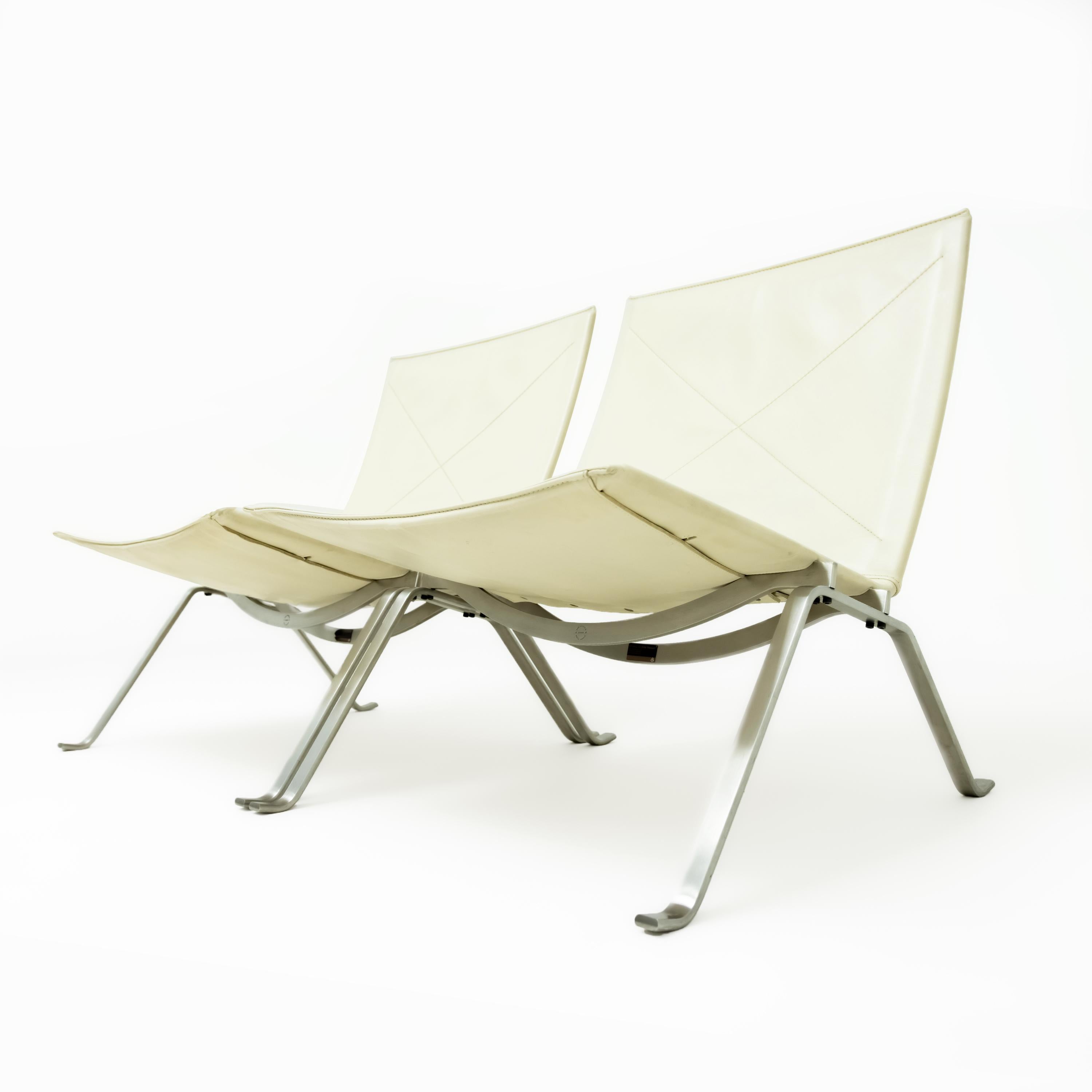 Pair of Poul Kjaerholm PK22 Lounge Chairs in Cream Leather for Fritz Hansen In Good Condition In Highclere, Newbury