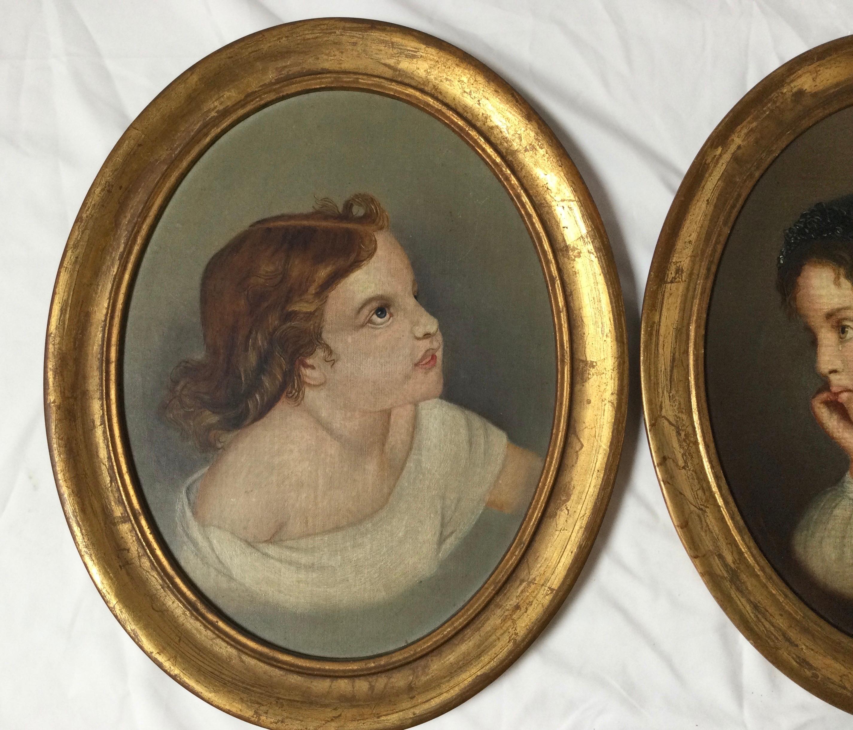 Une paire de portraits ovales encadrés et dorés d'enfants, probablement des frères et sœurs, datés au dos de 1800. État original bien entretenu.