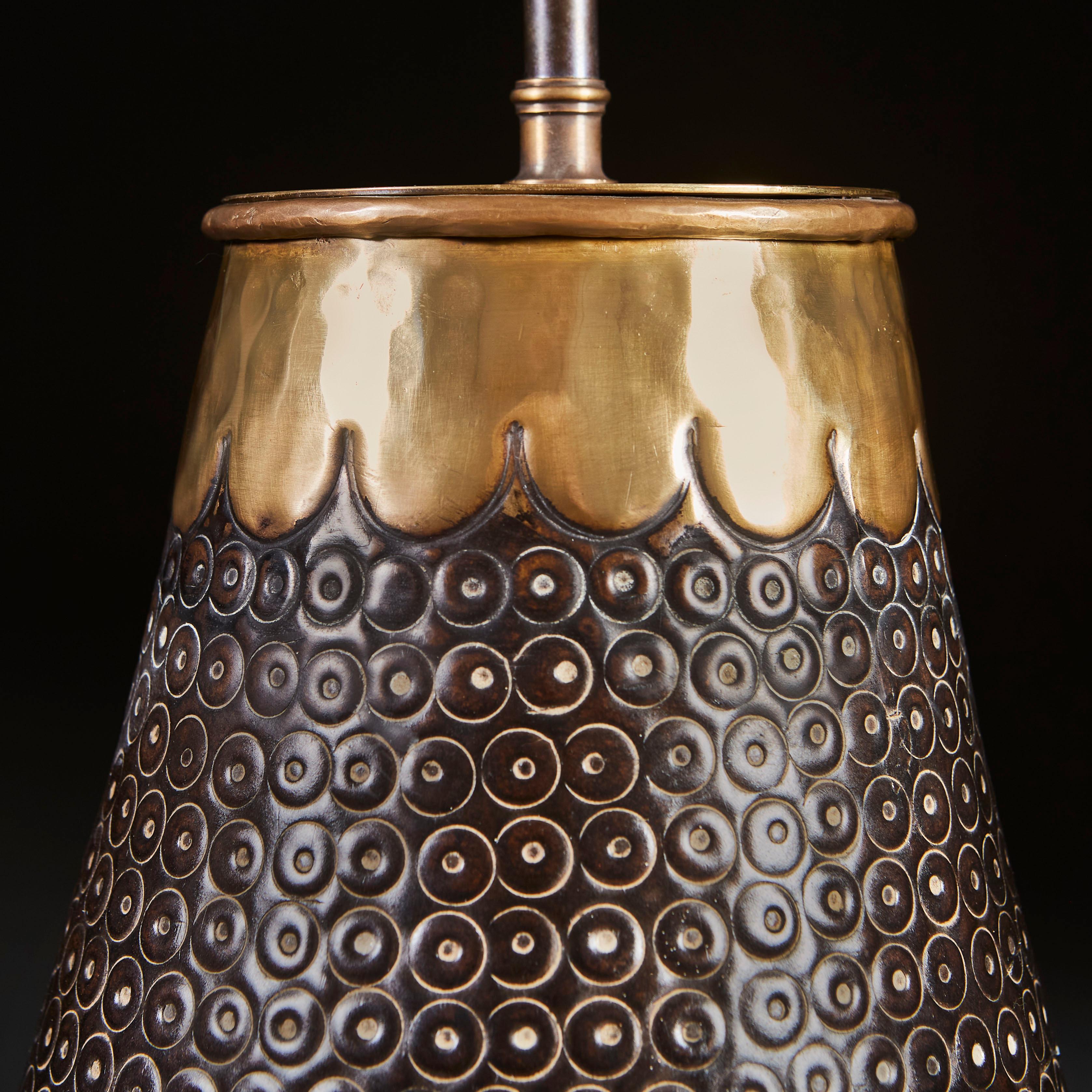 Paire de lampes en métal poinçonné avec bords festonnés en laiton Bon état - En vente à London, GB