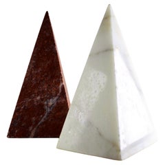 Paar pyramidenförmige Obelisken aus rotem und weißem Marmor – Italien – 1970er Jahre
