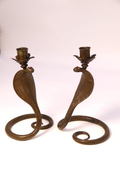 Coppia di candelabri indiani in bronzo del periodo Raj a forma di cobra