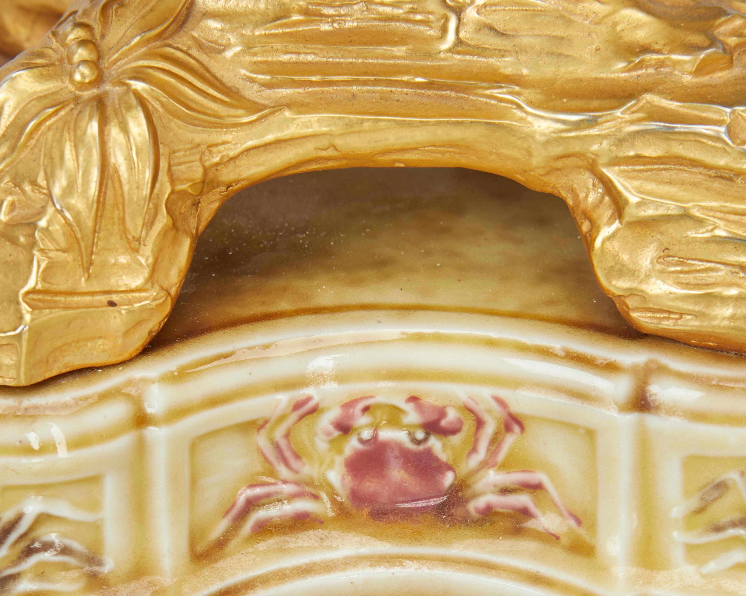 xIX secolo 
 Ciascuna con un marchio indistinto di smalto blu sul lato inferiore; un'altra numerata: 3307 
 Ogni candeliere ha una conchiglia in porcellana smaltata color crema e malva che emette tre bracci foliati naturalistici in bronzo dorato