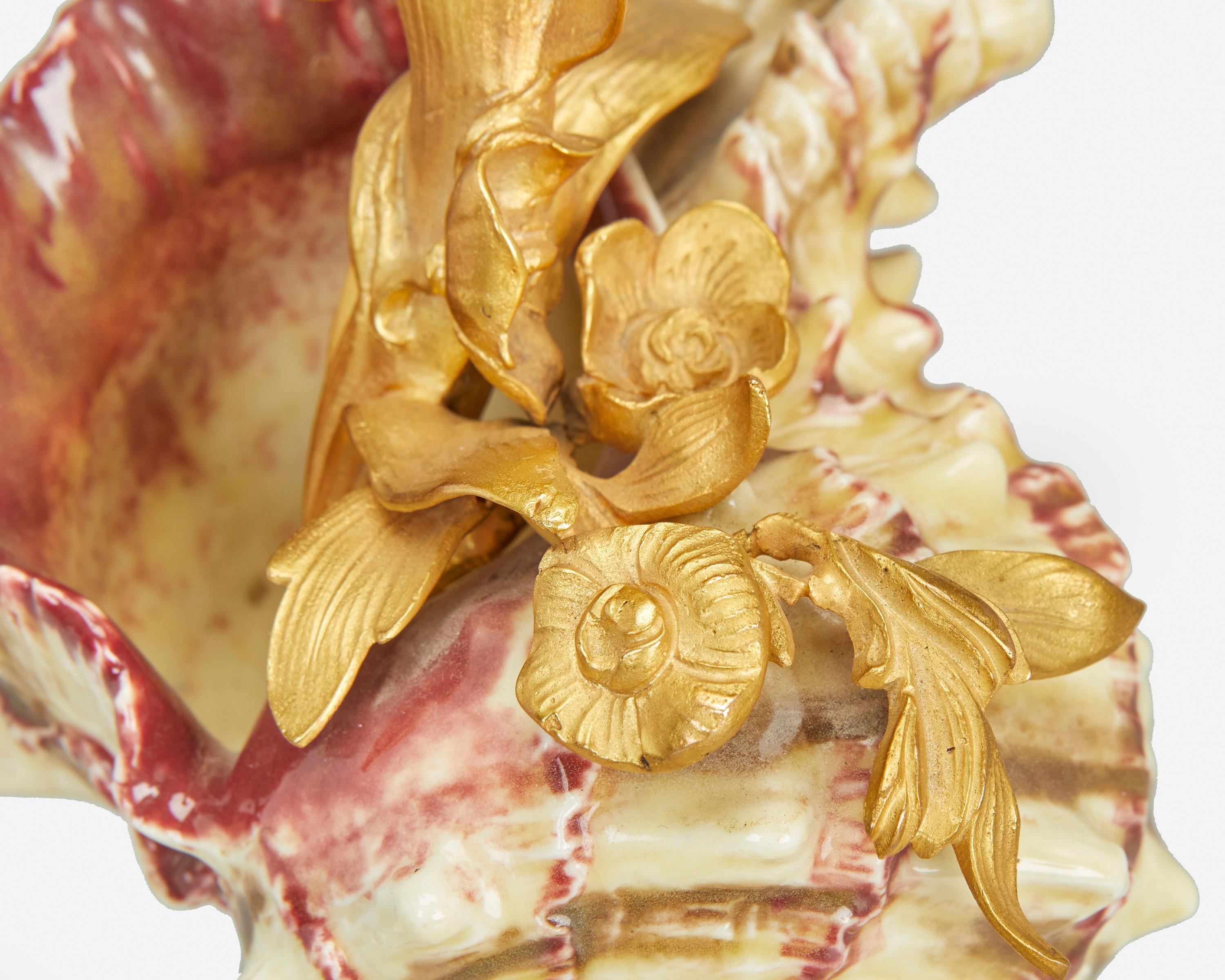 Luigi XV Coppia di rari candelabri a conchiglia in porcellana e bronzo dorato del XIX secolo in vendita