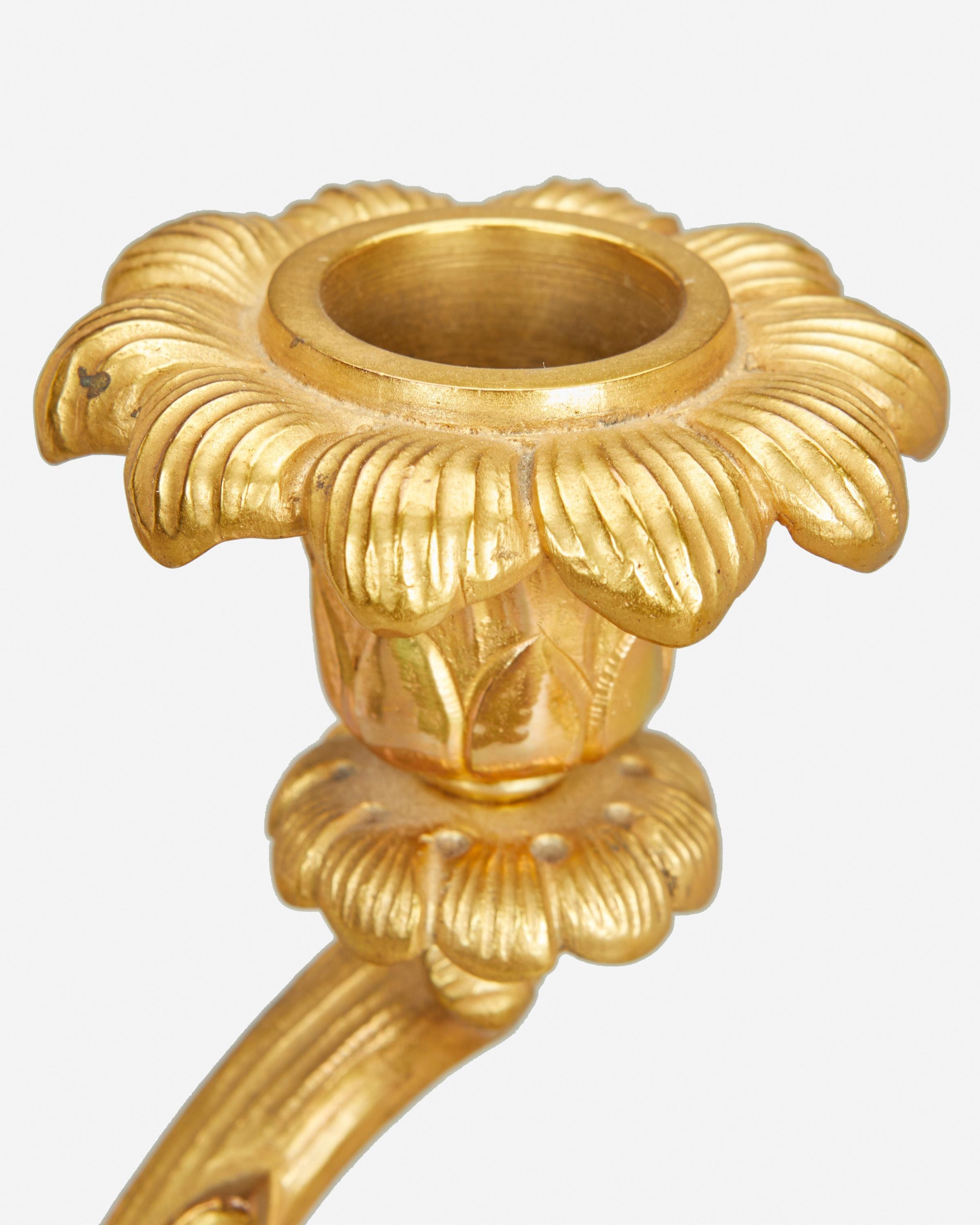 Italiano Coppia di rari candelabri a conchiglia in porcellana e bronzo dorato del XIX secolo in vendita