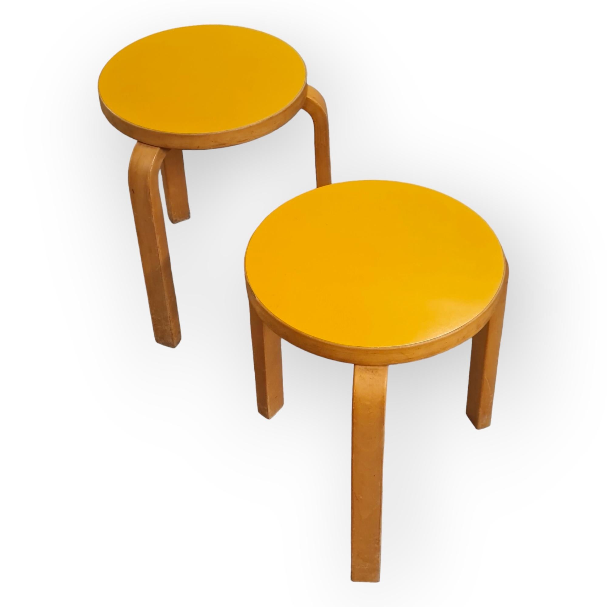Paire de rares tabourets 60 en formica jaune d'origine d'Alvar Aalto, Artek, années 1950 3