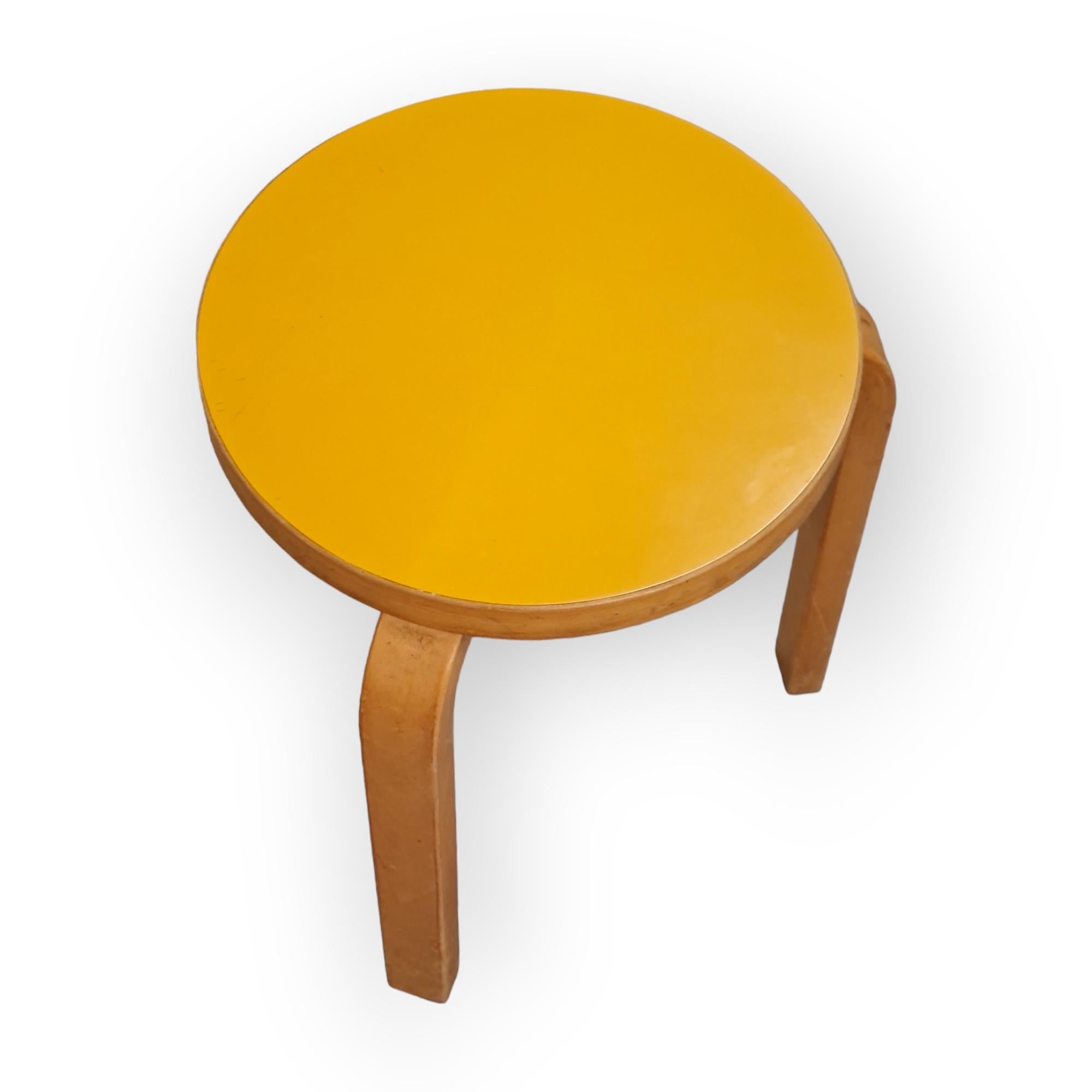 Scandinave moderne Paire de rares tabourets 60 en formica jaune d'origine d'Alvar Aalto, Artek, années 1950