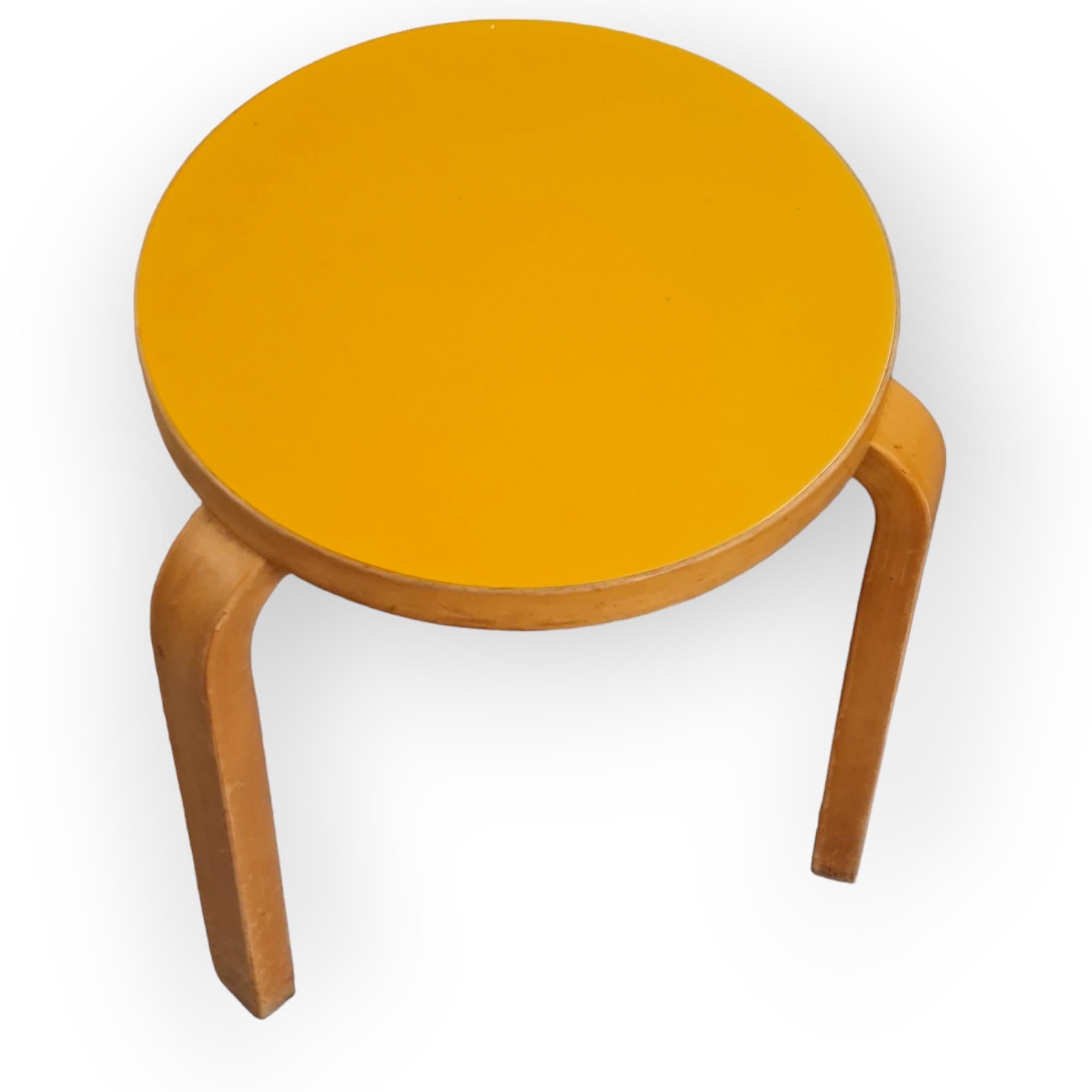 Finlandais Paire de rares tabourets 60 en formica jaune d'origine d'Alvar Aalto, Artek, années 1950