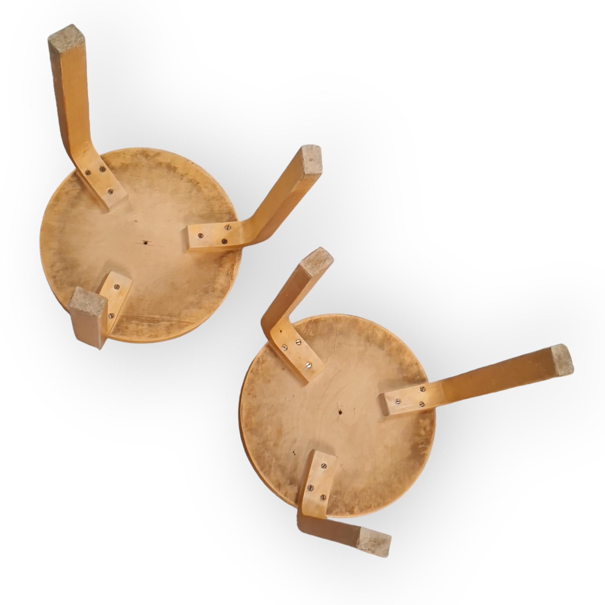 Paire de rares tabourets 60 en formica jaune d'origine d'Alvar Aalto, Artek, années 1950 Bon état à Helsinki, FI