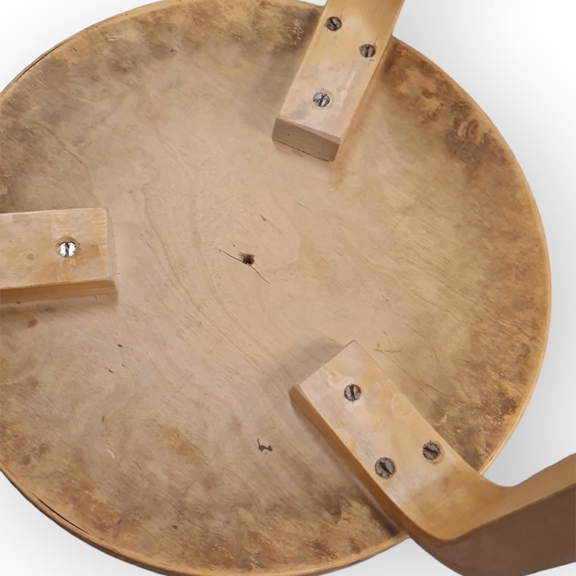 Milieu du XXe siècle Paire de rares tabourets 60 en formica jaune d'origine d'Alvar Aalto, Artek, années 1950