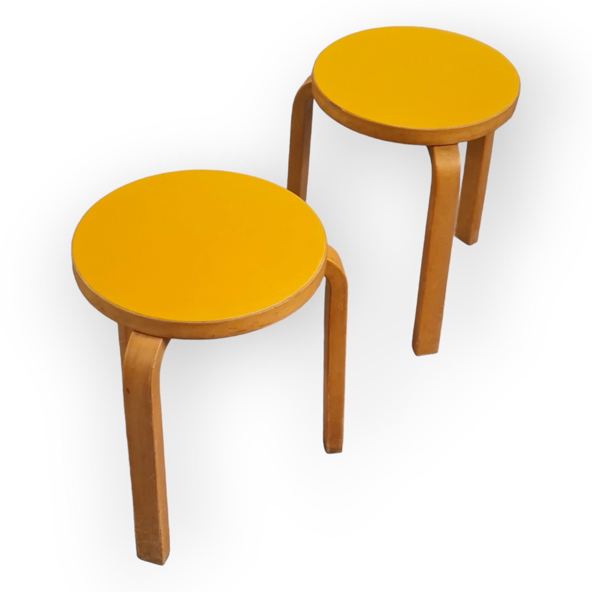 Formica Paire de rares tabourets 60 en formica jaune d'origine d'Alvar Aalto, Artek, années 1950