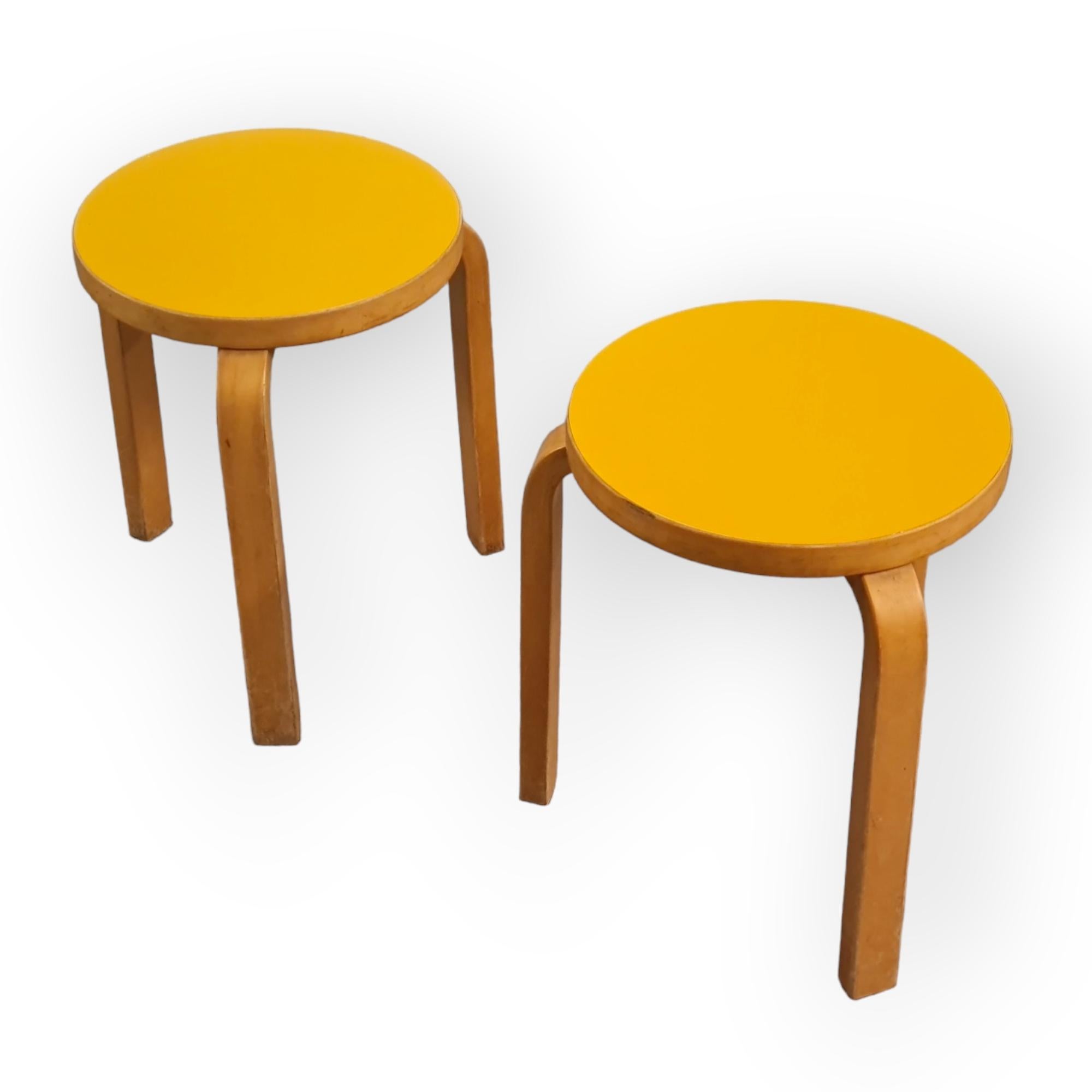 Paire de rares tabourets 60 en formica jaune d'origine d'Alvar Aalto, Artek, années 1950 1